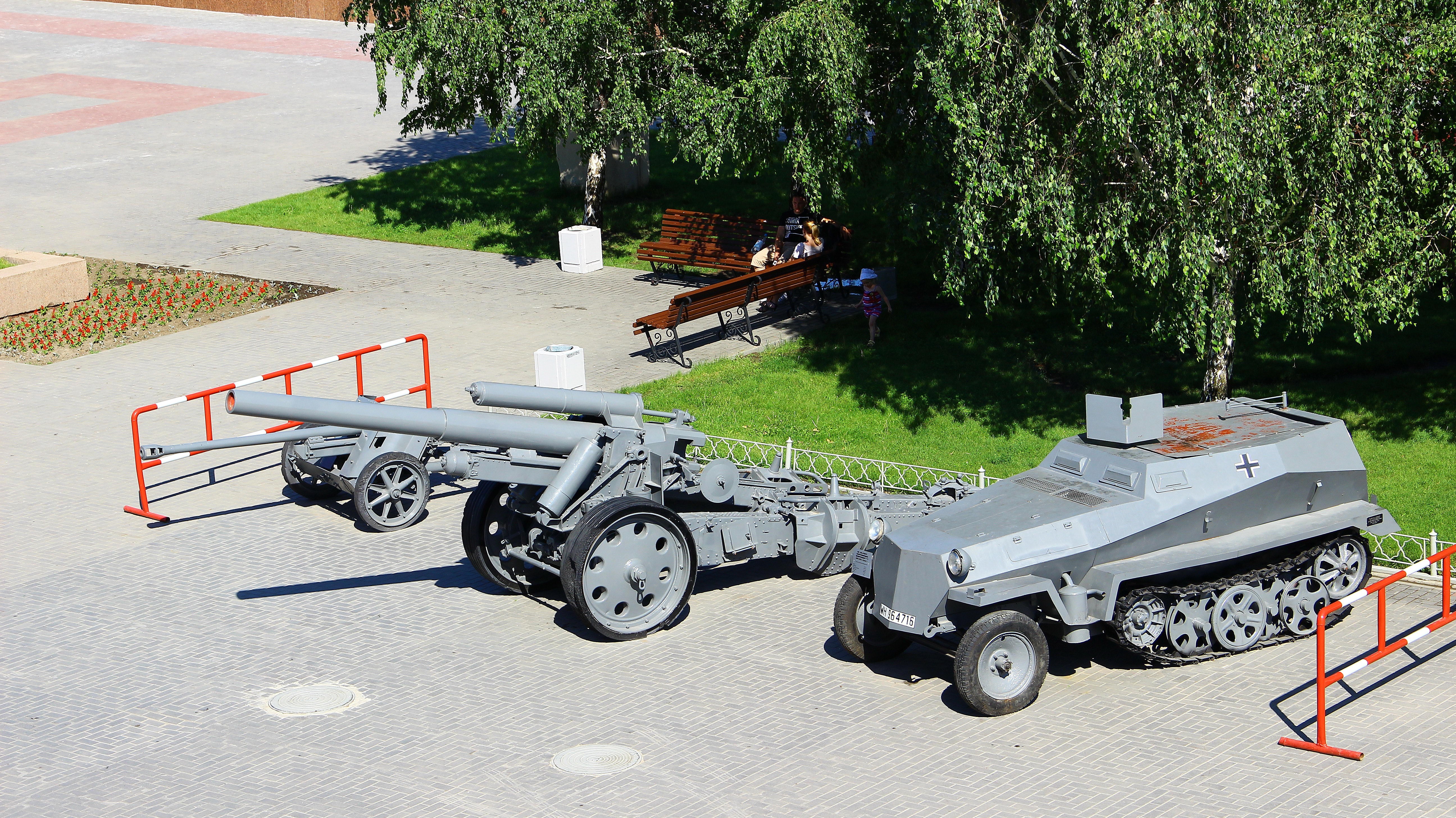 SdKfz 250-1 and sFH 18 artillery gun at Panorama Museum HD Wallpaper