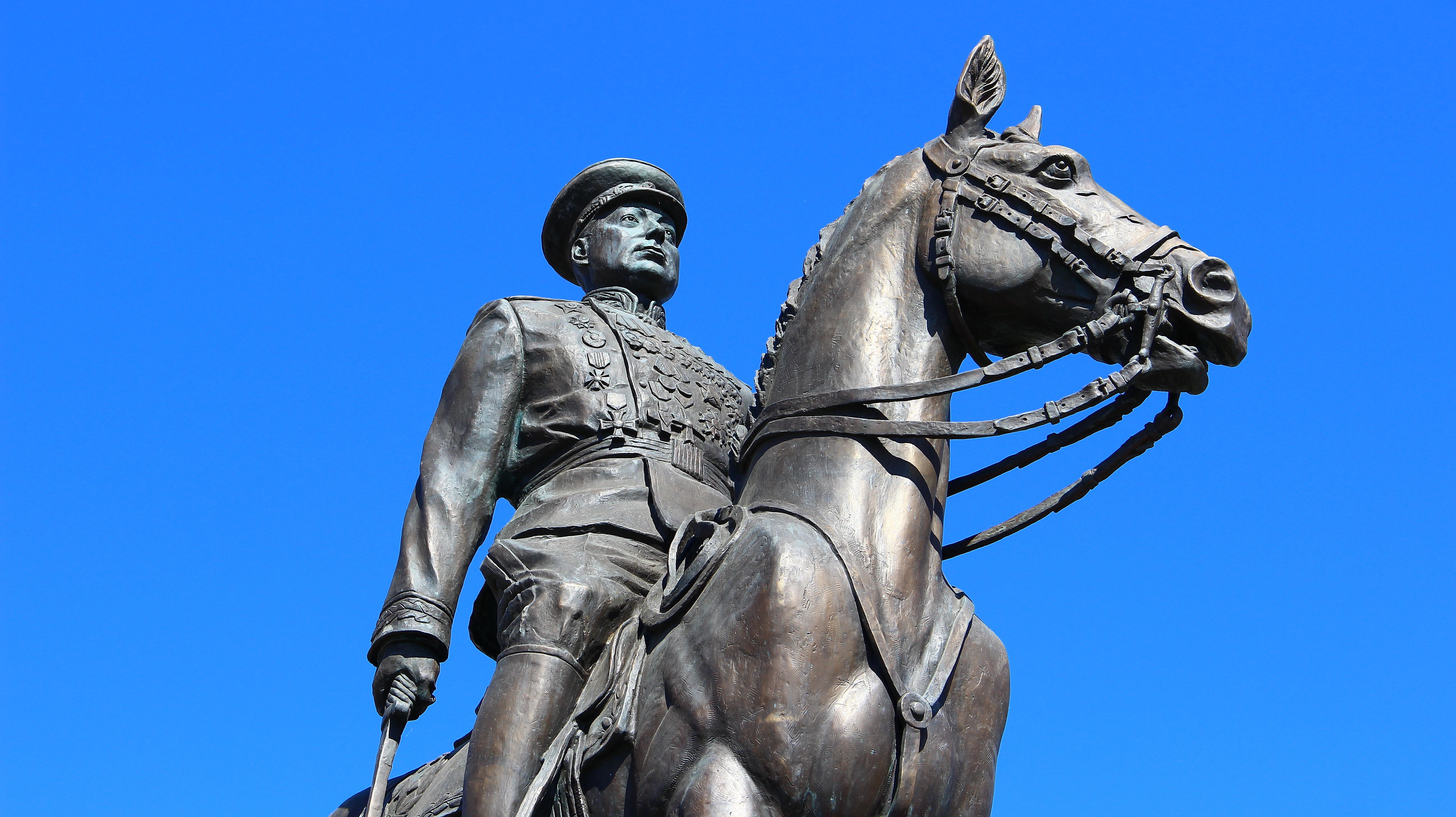 Monument of Marshal Konstantin Rokossovsky on horseback HD Wallpaper