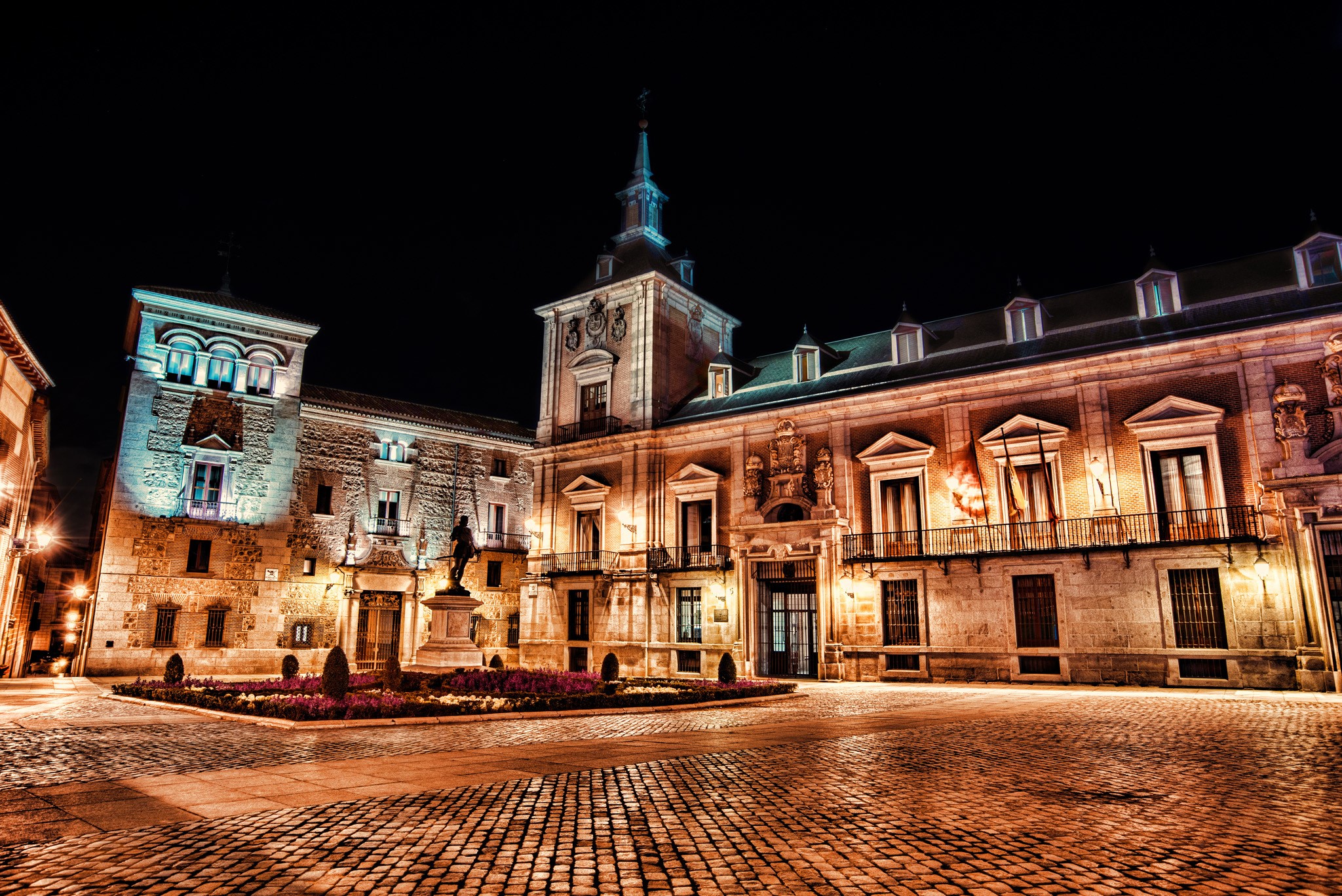Plaza de la Villa in Madrid at Night HD Wallpaper
