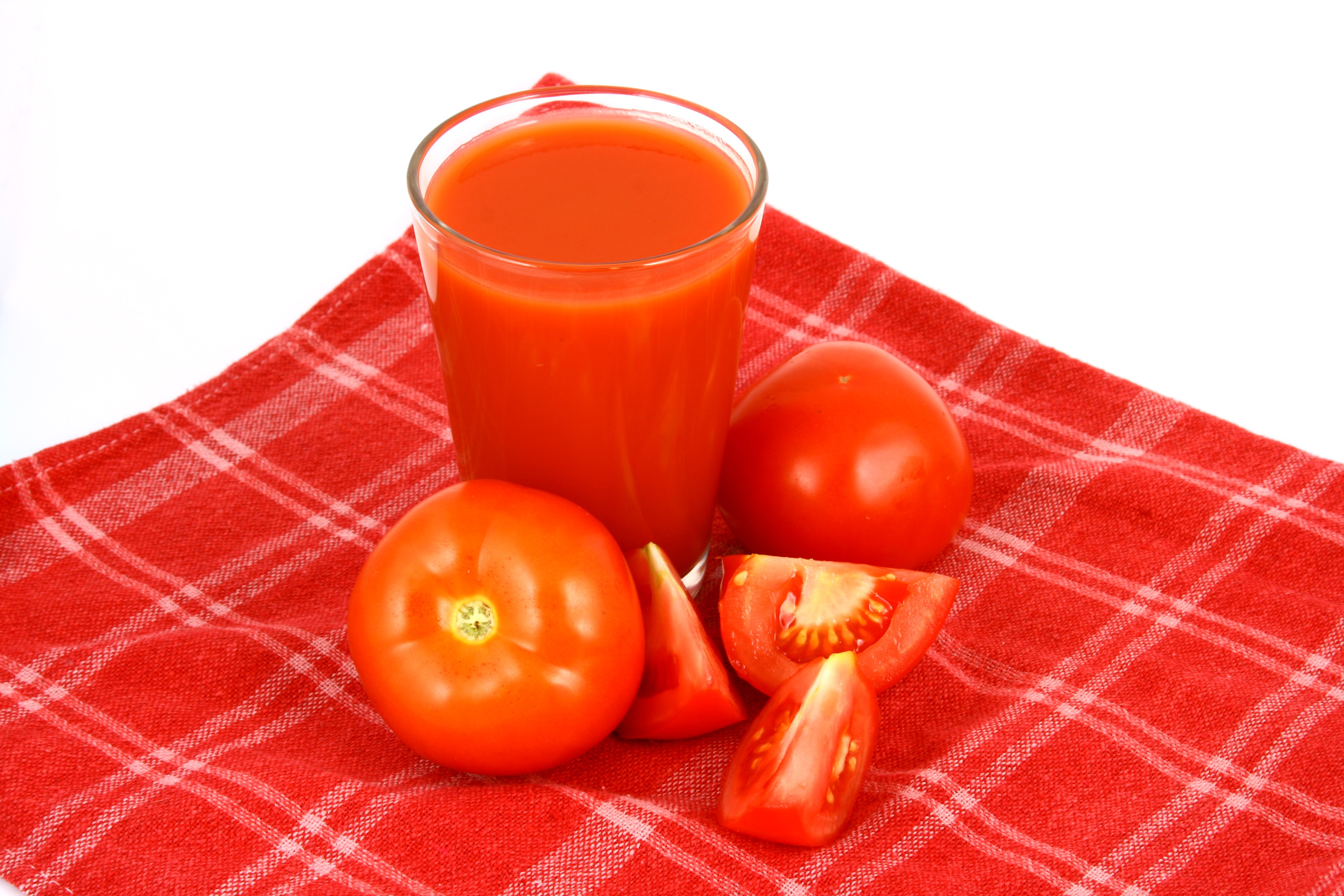 Tomato juice with tomatoes on a red checkered cloth HD Wallpaper