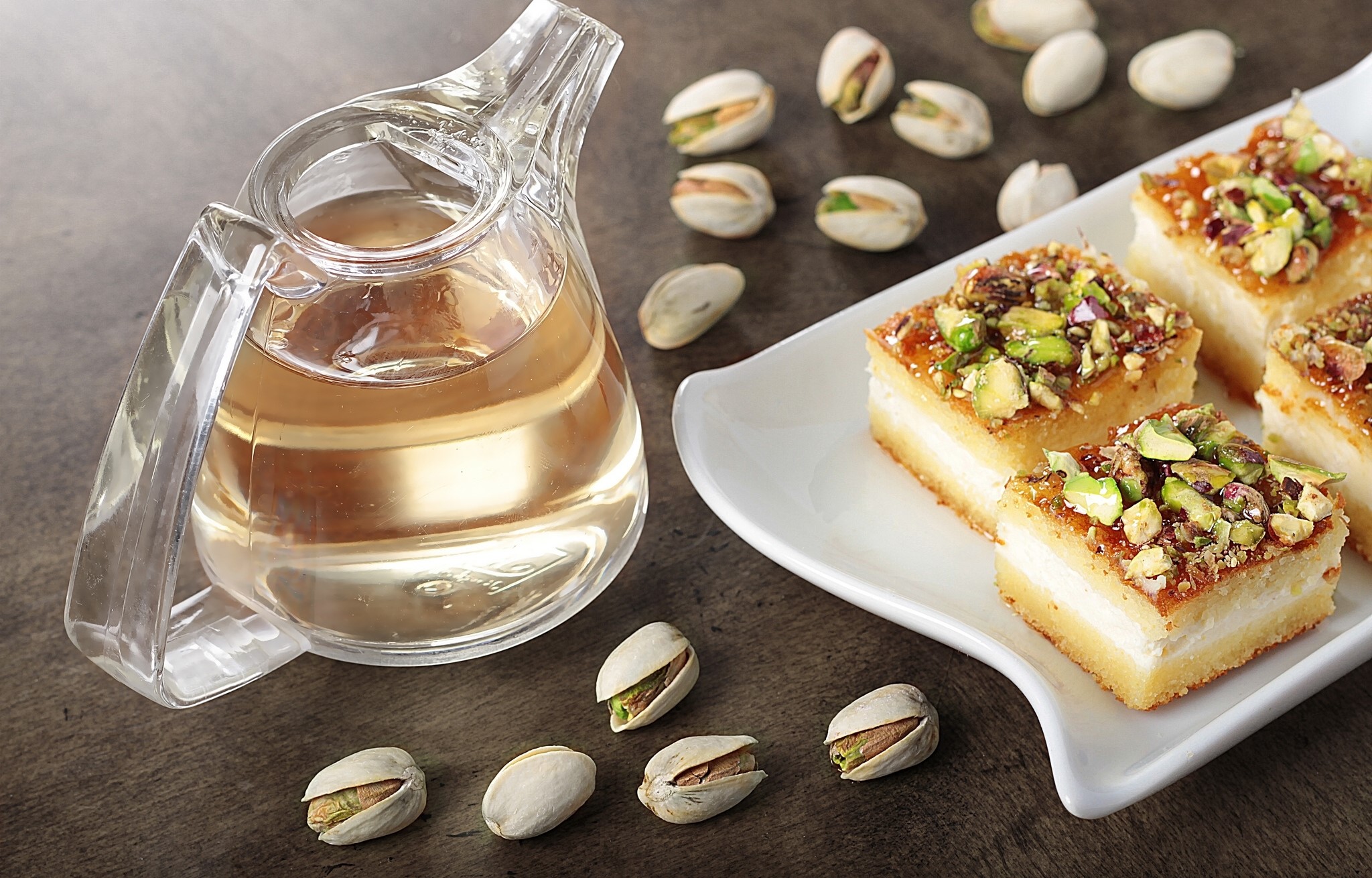Sweet cakes with pistachios and syrup HD Wallpaper