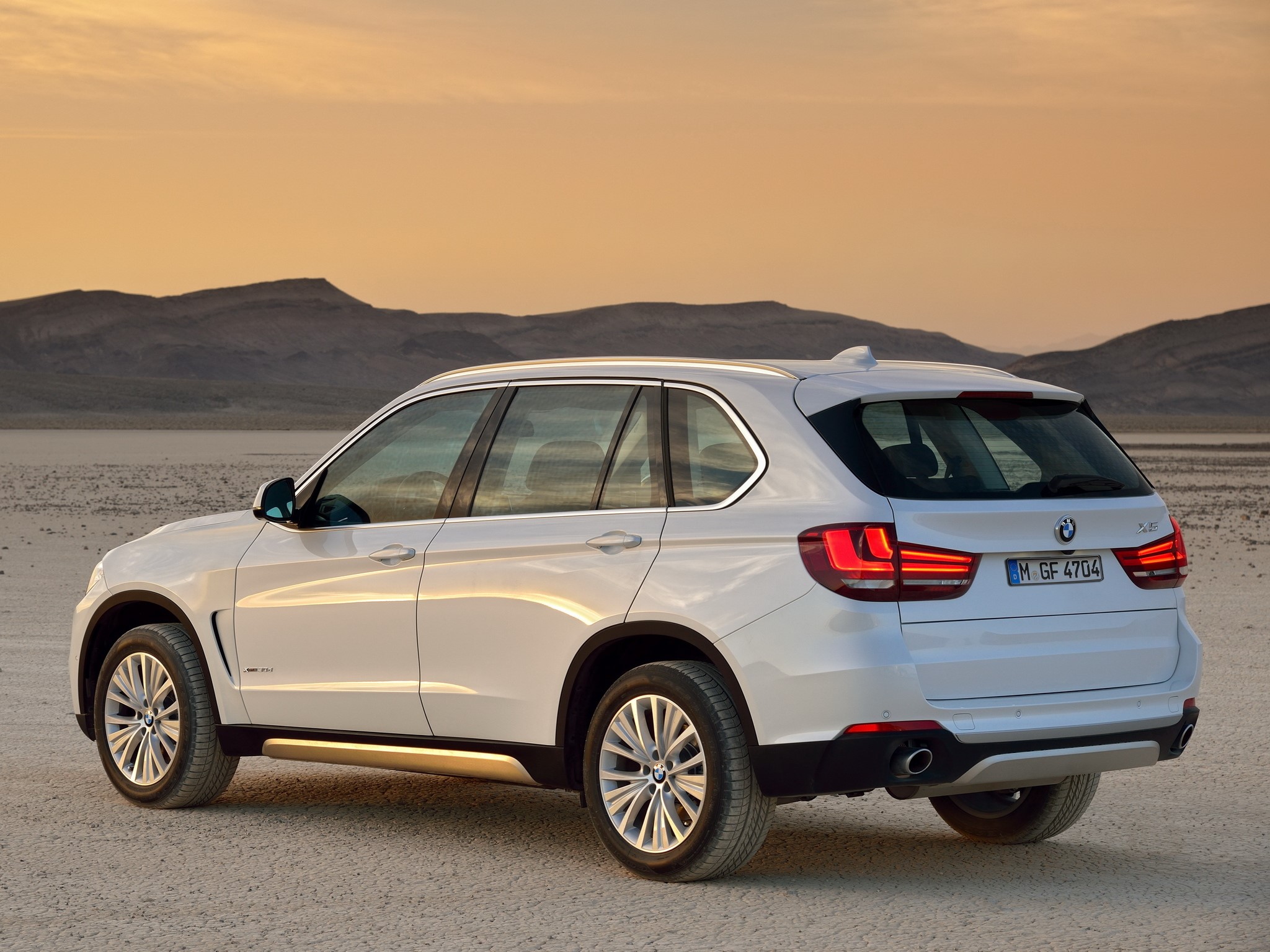 White BMW X5 xDrive30d SUV HD Wallpaper
