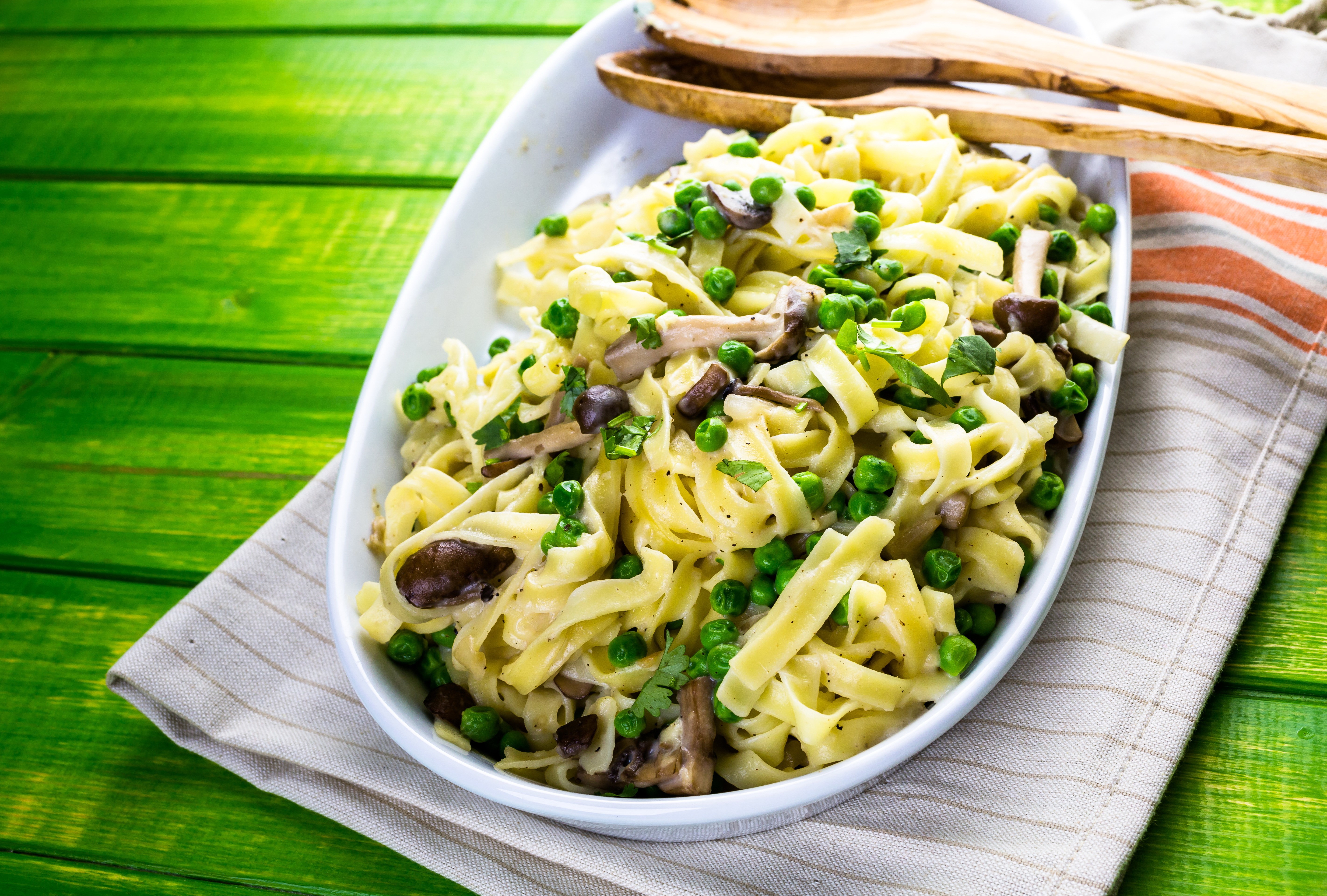 Fettuccine pasta with mushrooms and peas HD Wallpaper