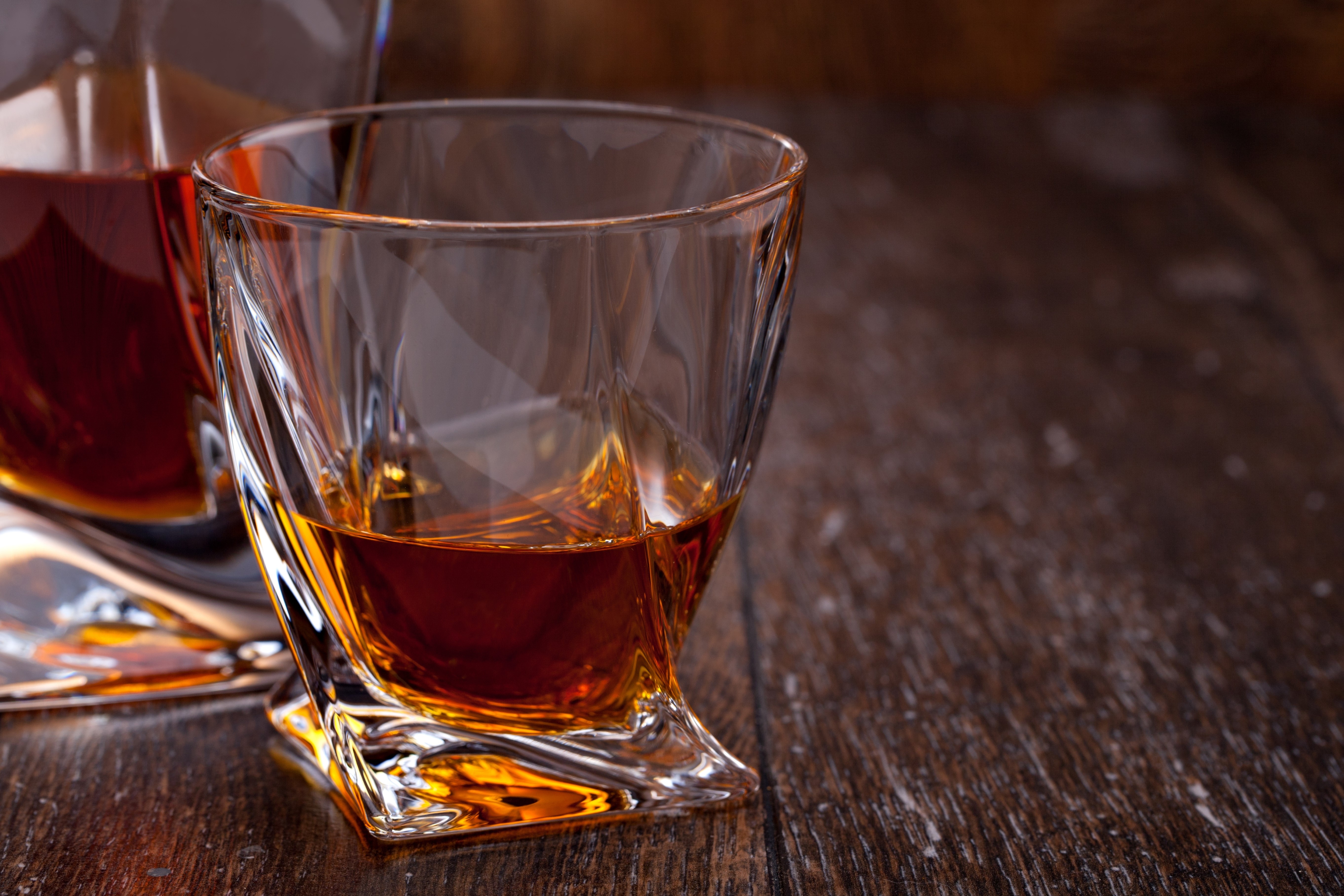 Whiskey in a glass and decanter HD Wallpaper