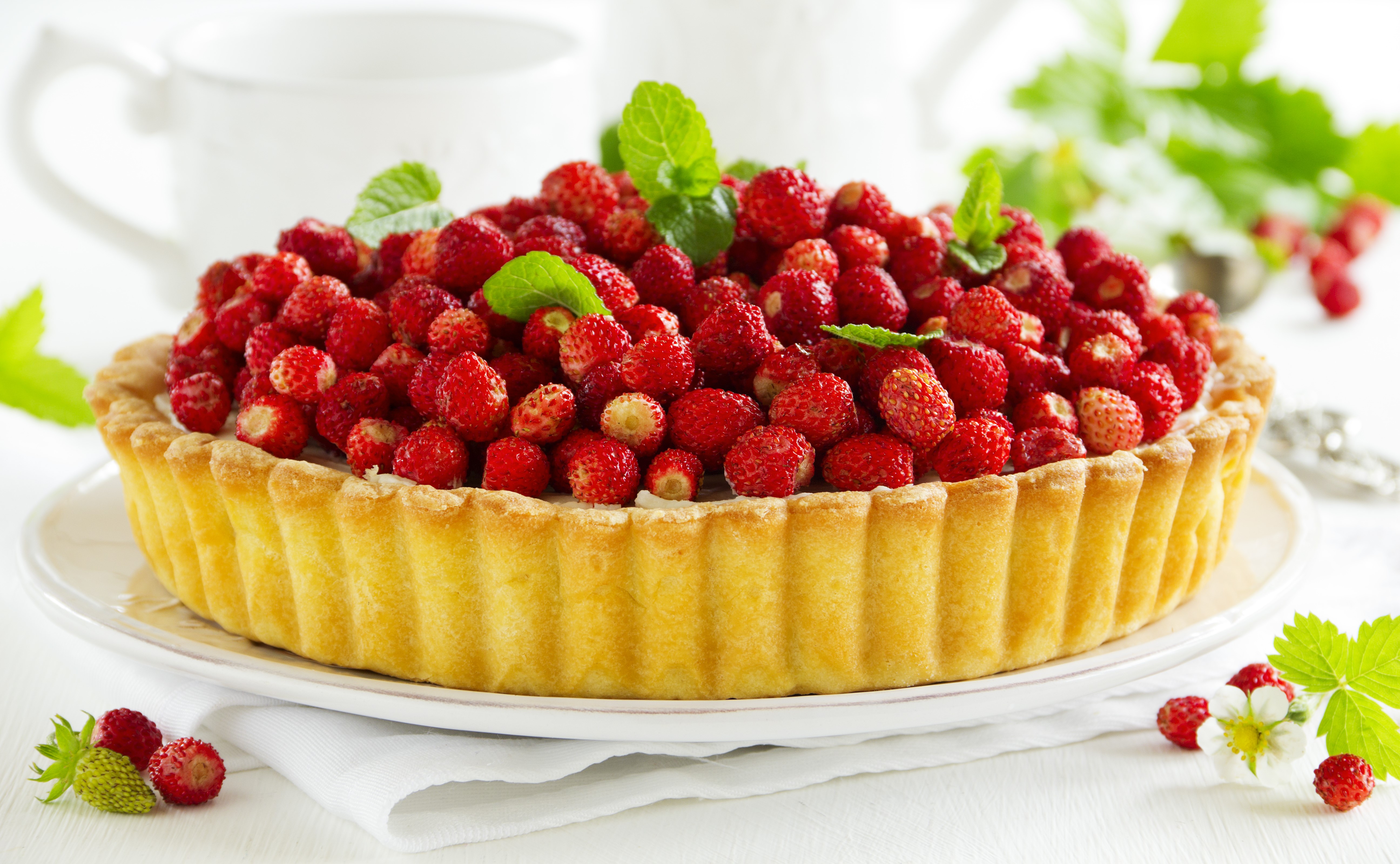 Wild Strawberry Tart with Mint HD Wallpaper