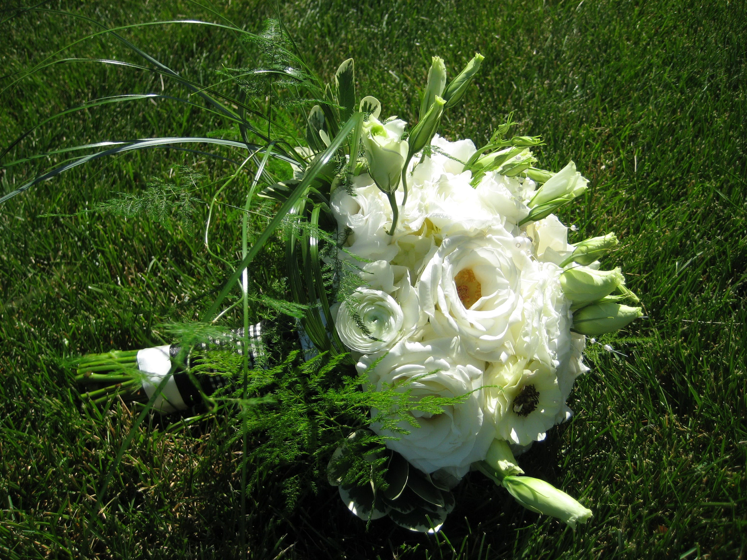 White Eustoma Bouquet on Green Grass HD Wallpaper