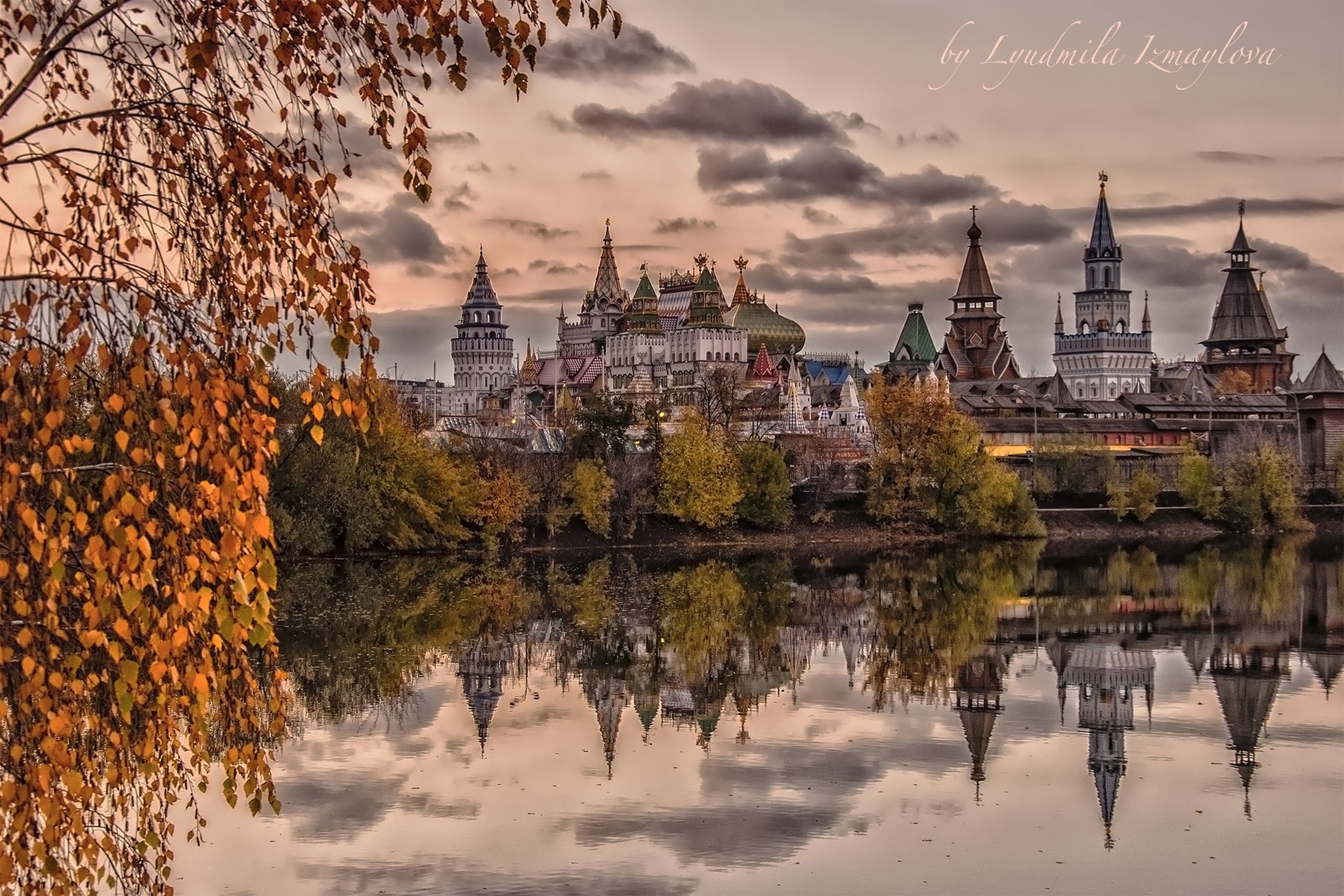 Izmaylovo Kremlin reflected in a river during autumn HD Wallpaper