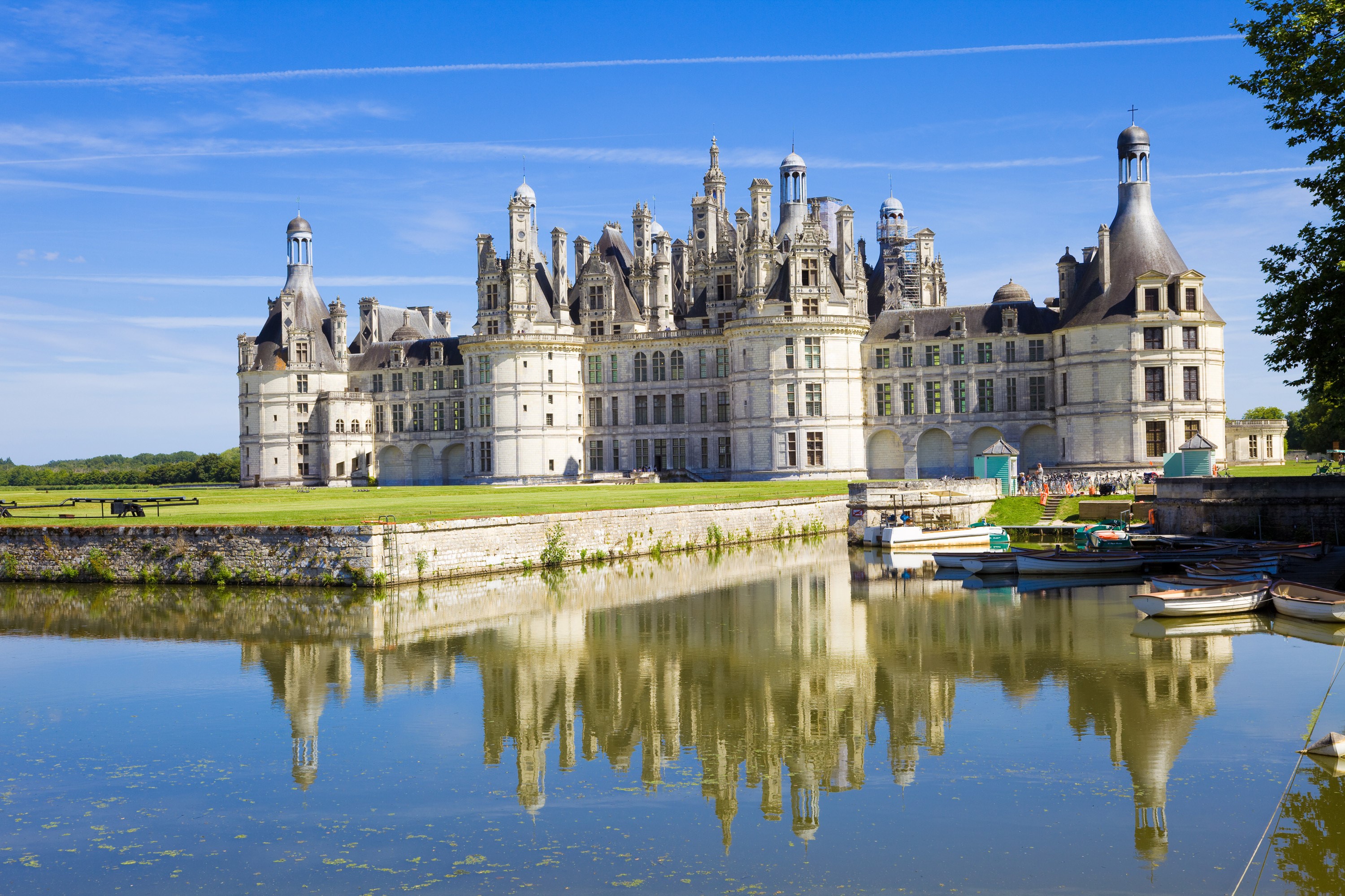 Chateau de Chambord castle reflected in the water with boats HD Wallpaper