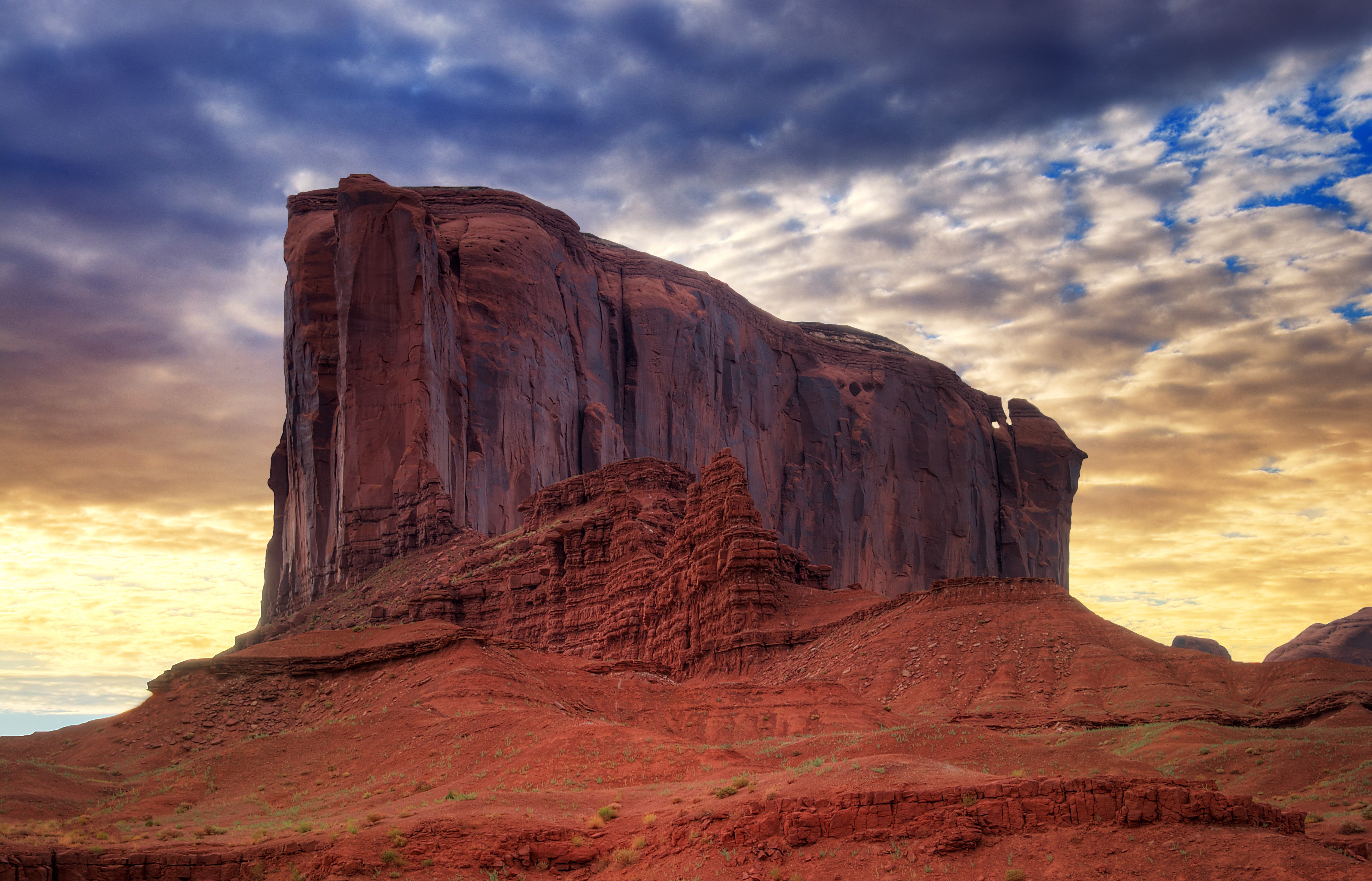 Monument Valley Sandstone Crag at Sunset HD Wallpaper