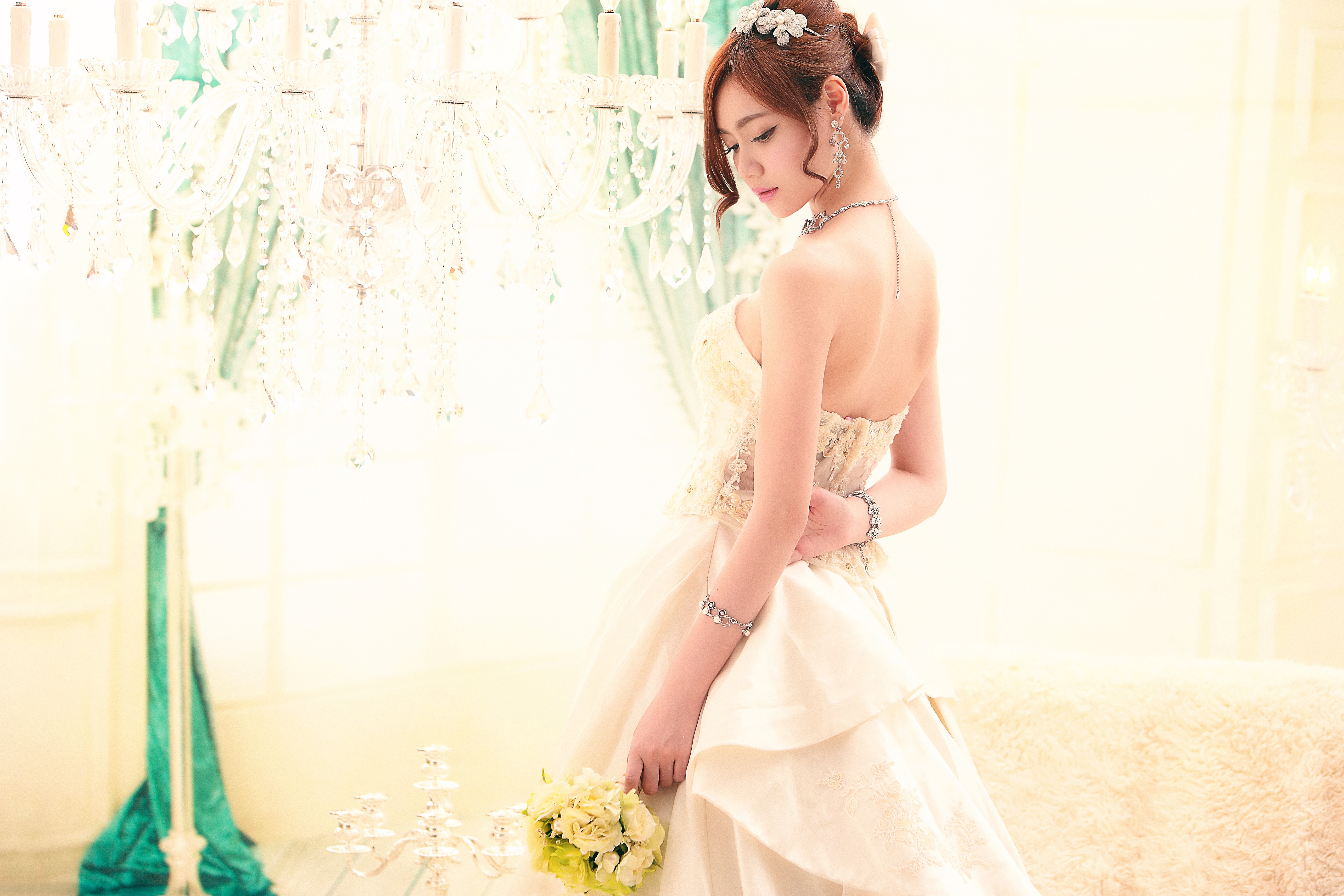 Asian bride in a wedding dress with bouquet HD Wallpaper