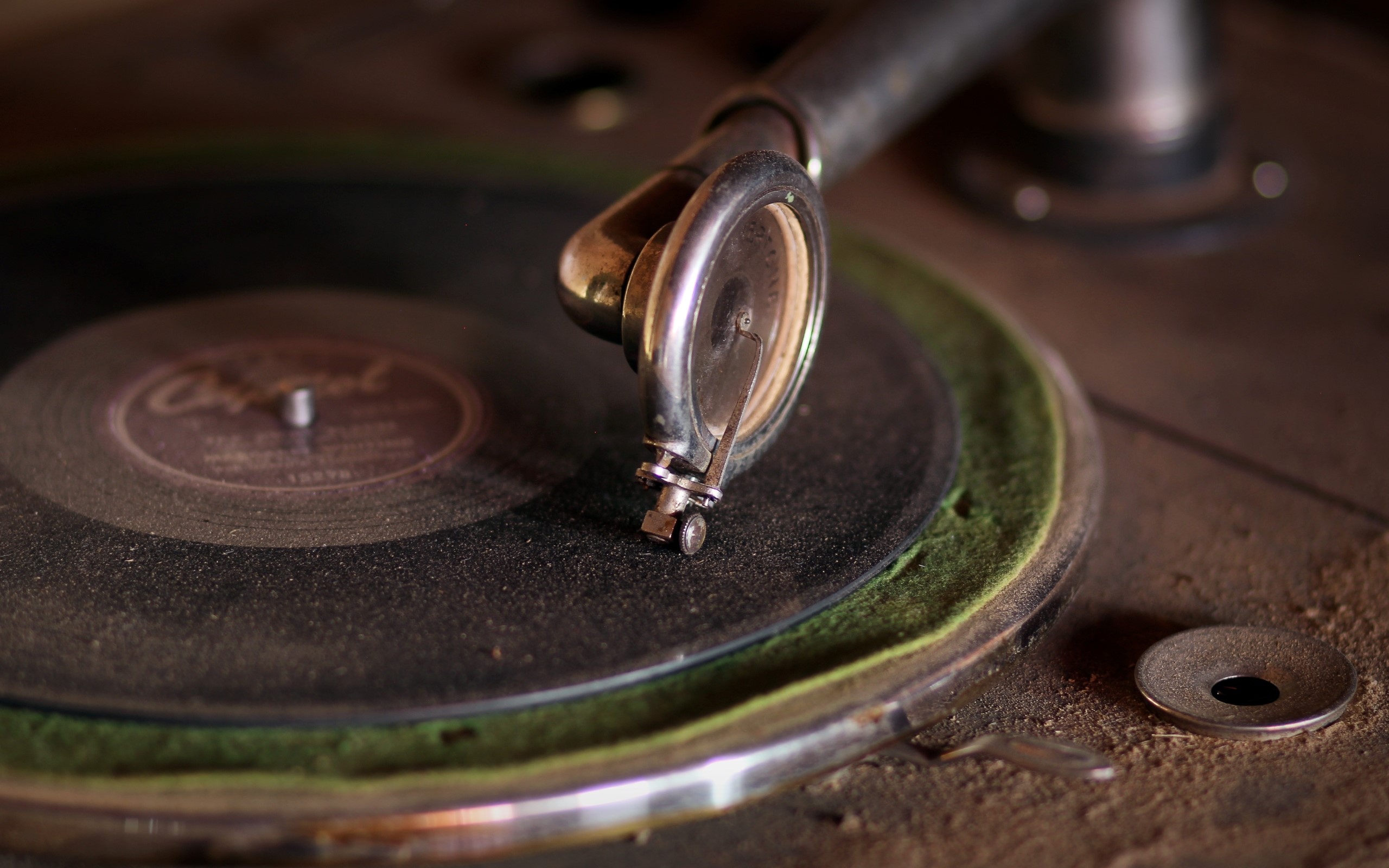 Close-up of a vintage phonograph with a record HD Wallpaper