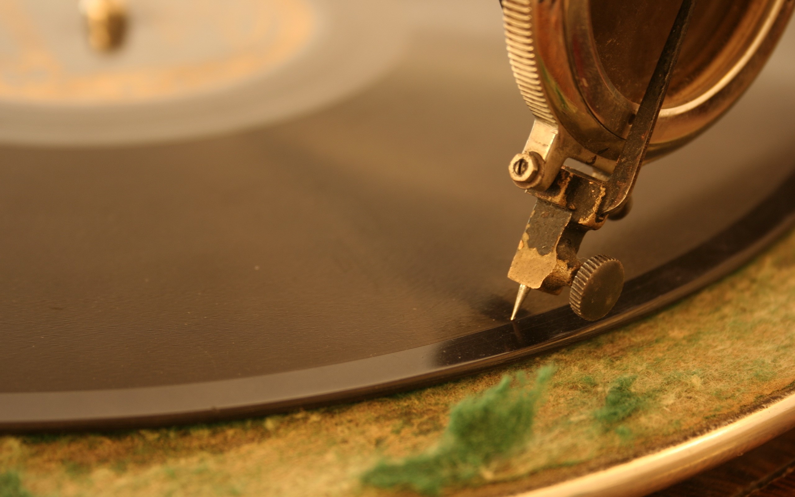 Antique phonograph needle on a vinyl record HD Wallpaper