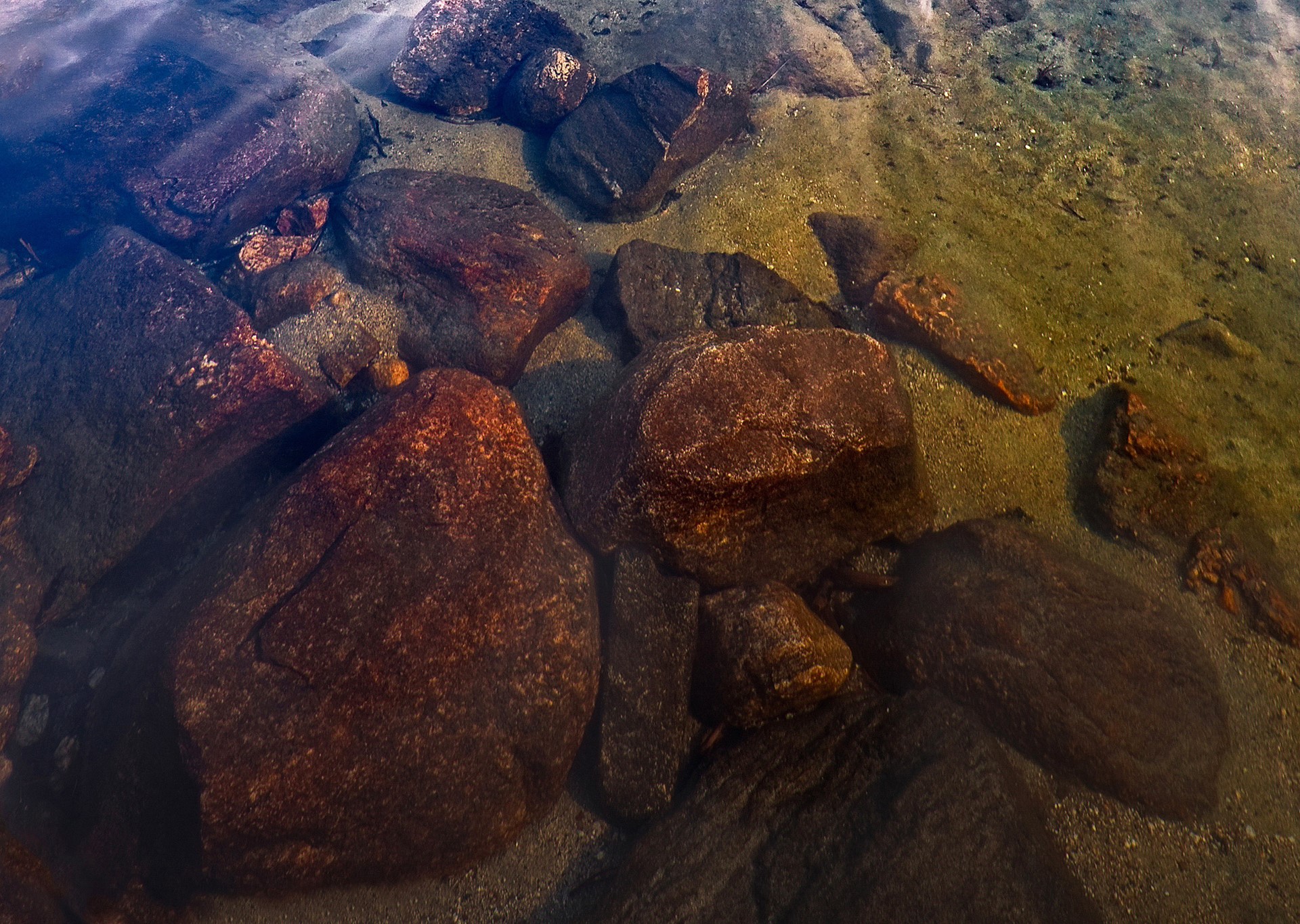 Rocks submerged in clear water HD Wallpaper