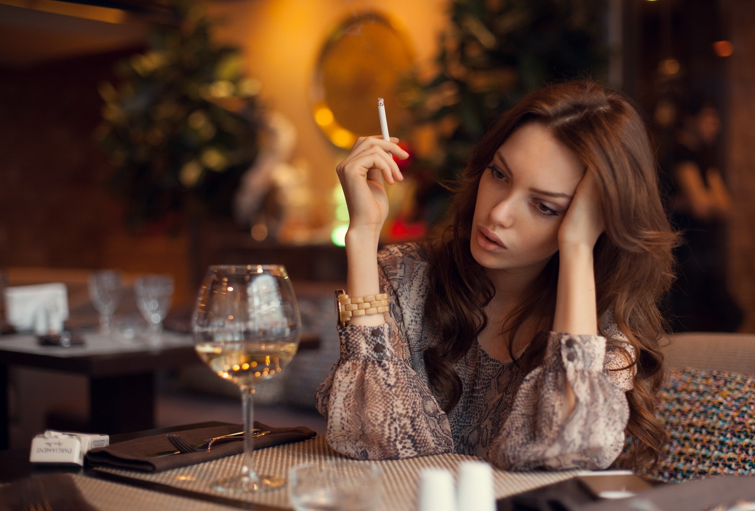 Woman smoking a cigarette in a restaurant HD Wallpaper