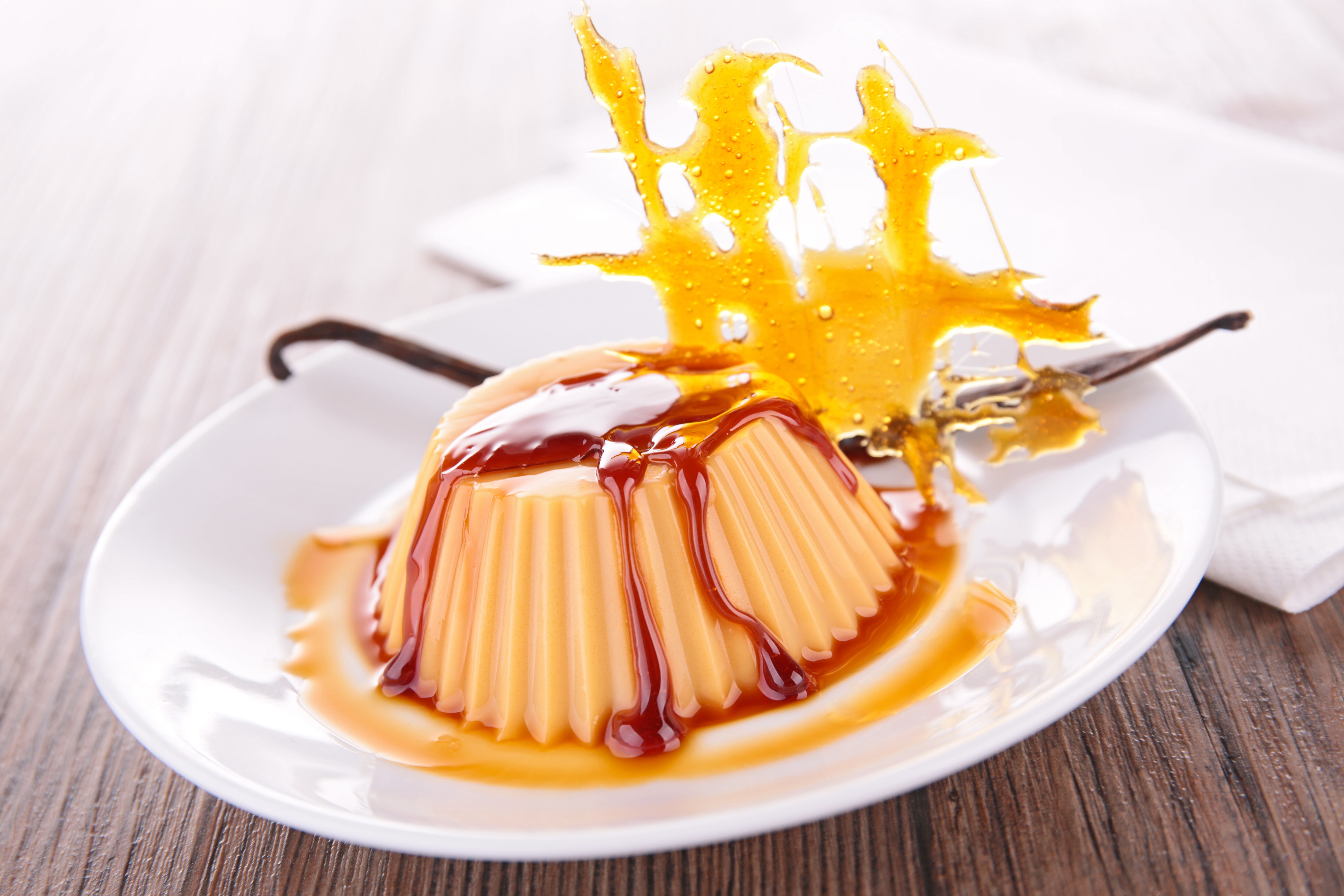 Caramel dessert with caramel shard and vanilla bean HD Wallpaper