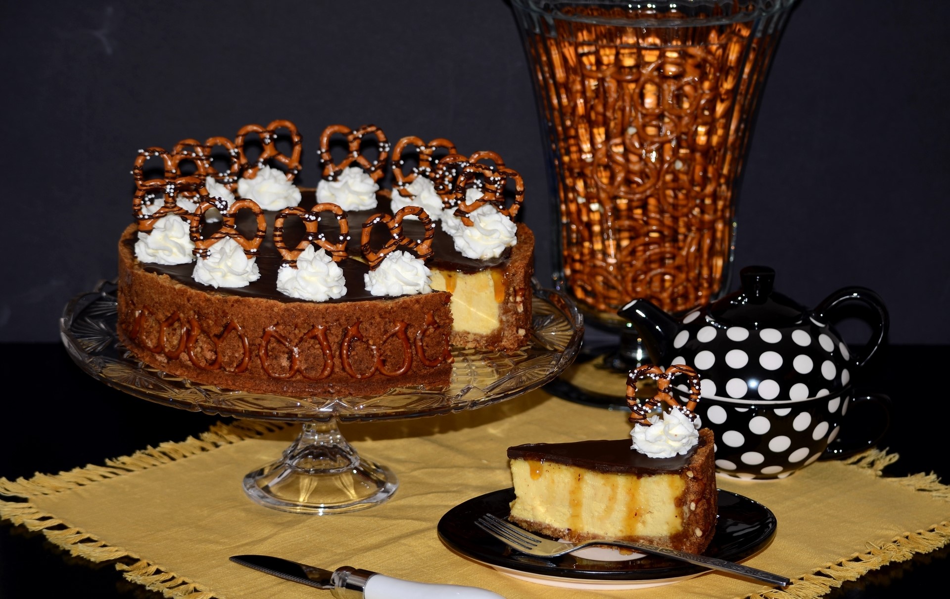 Cheesecake with chocolate ganache and pretzels HD Wallpaper