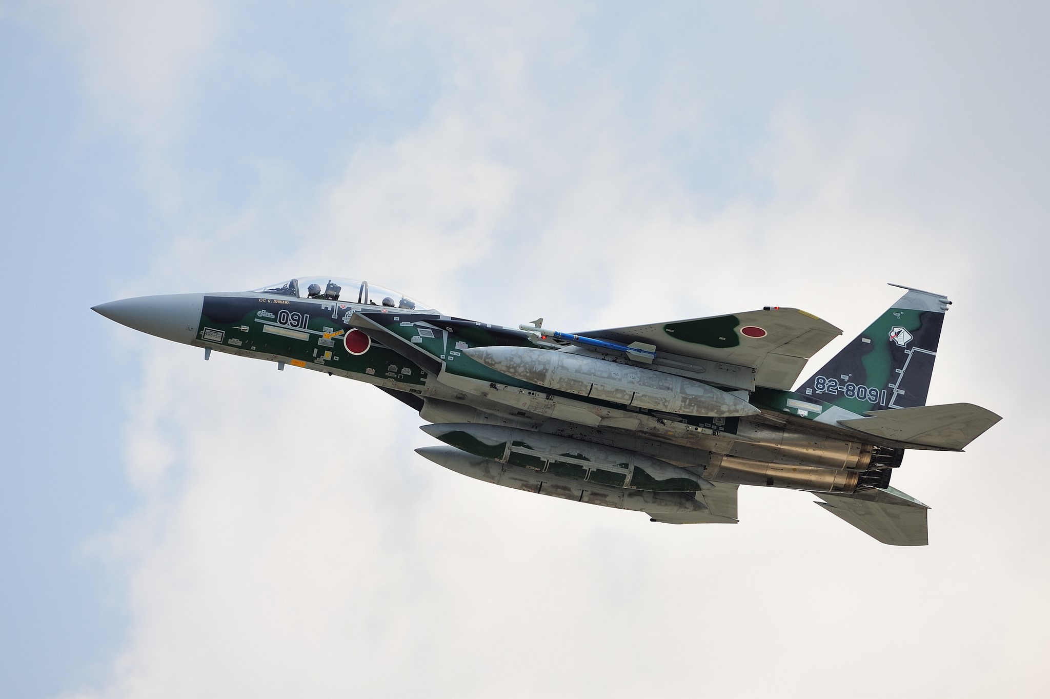 Mitsubishi F-15DJ fighter jet in flight HD Wallpaper