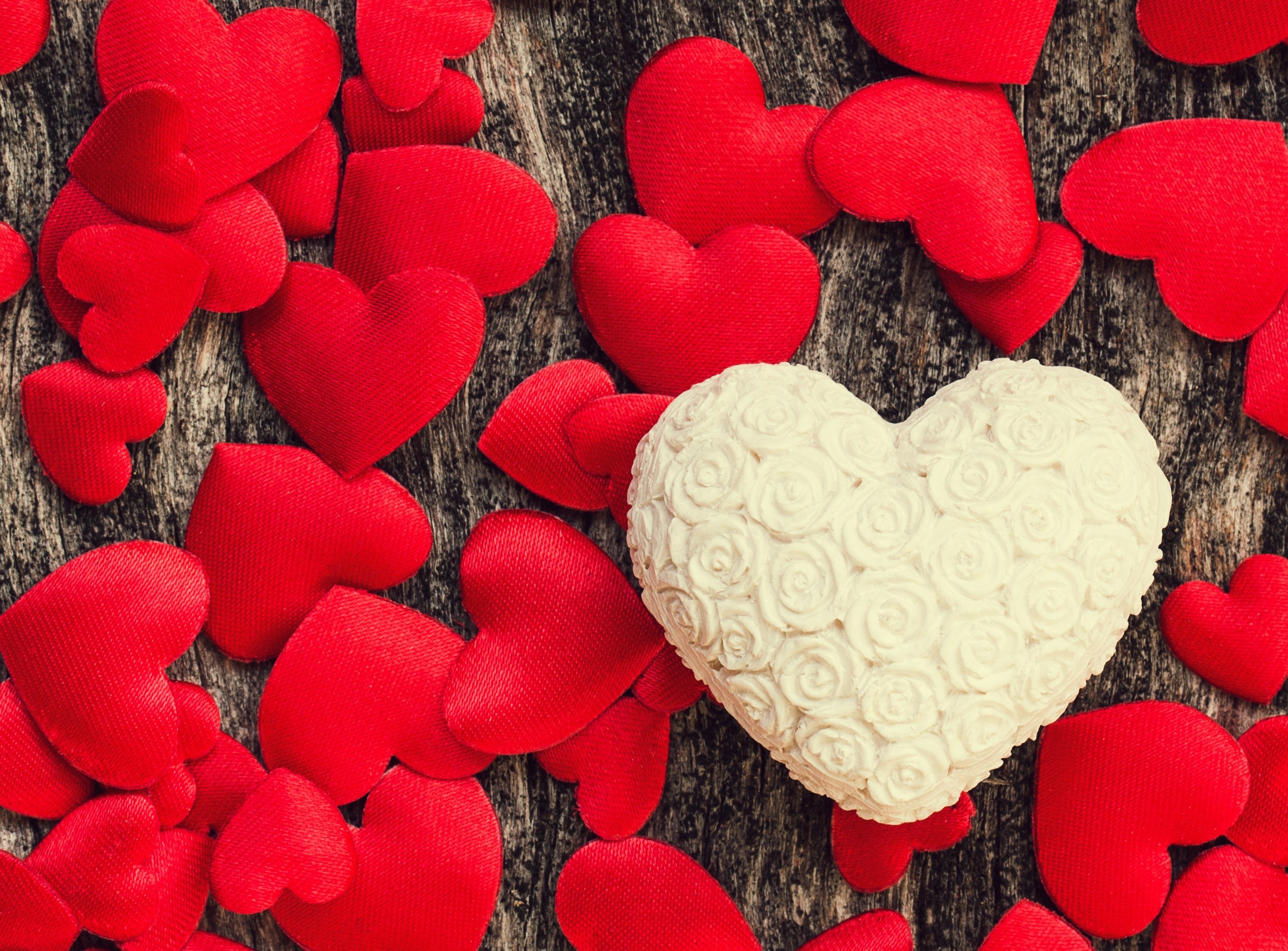 Valentine's Day red and white hearts on wood HD Wallpaper