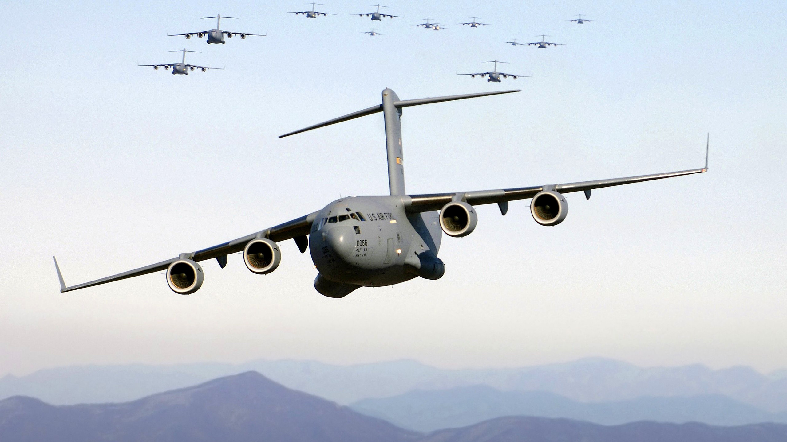 Formation of U.S. Air Force C-17 Globemaster III aircraft HD Wallpaper