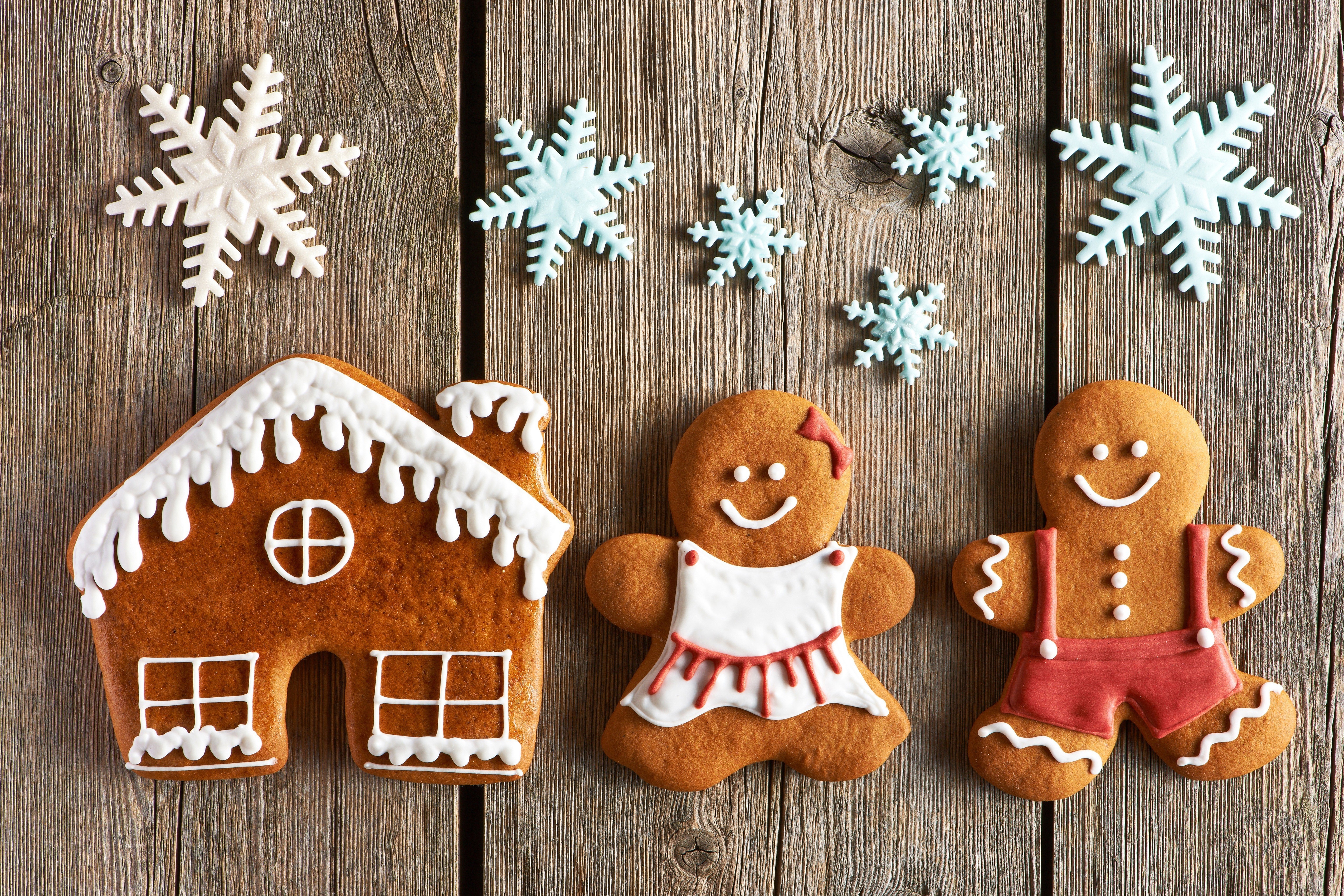 Gingerbread house and gingerbread people with snowflakes HD Wallpaper