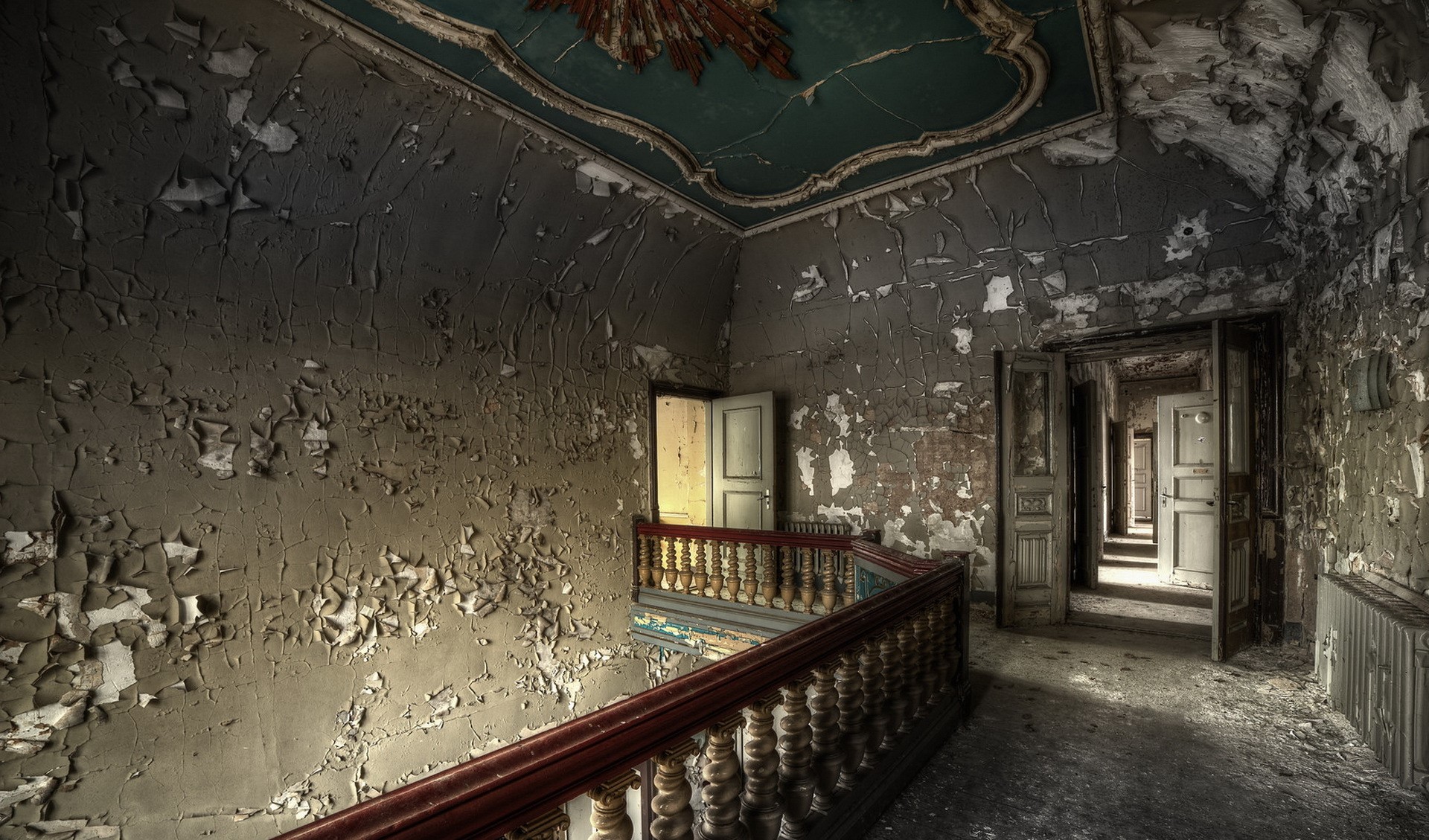 Abandoned hallway with peeling paint and open doors HD Wallpaper