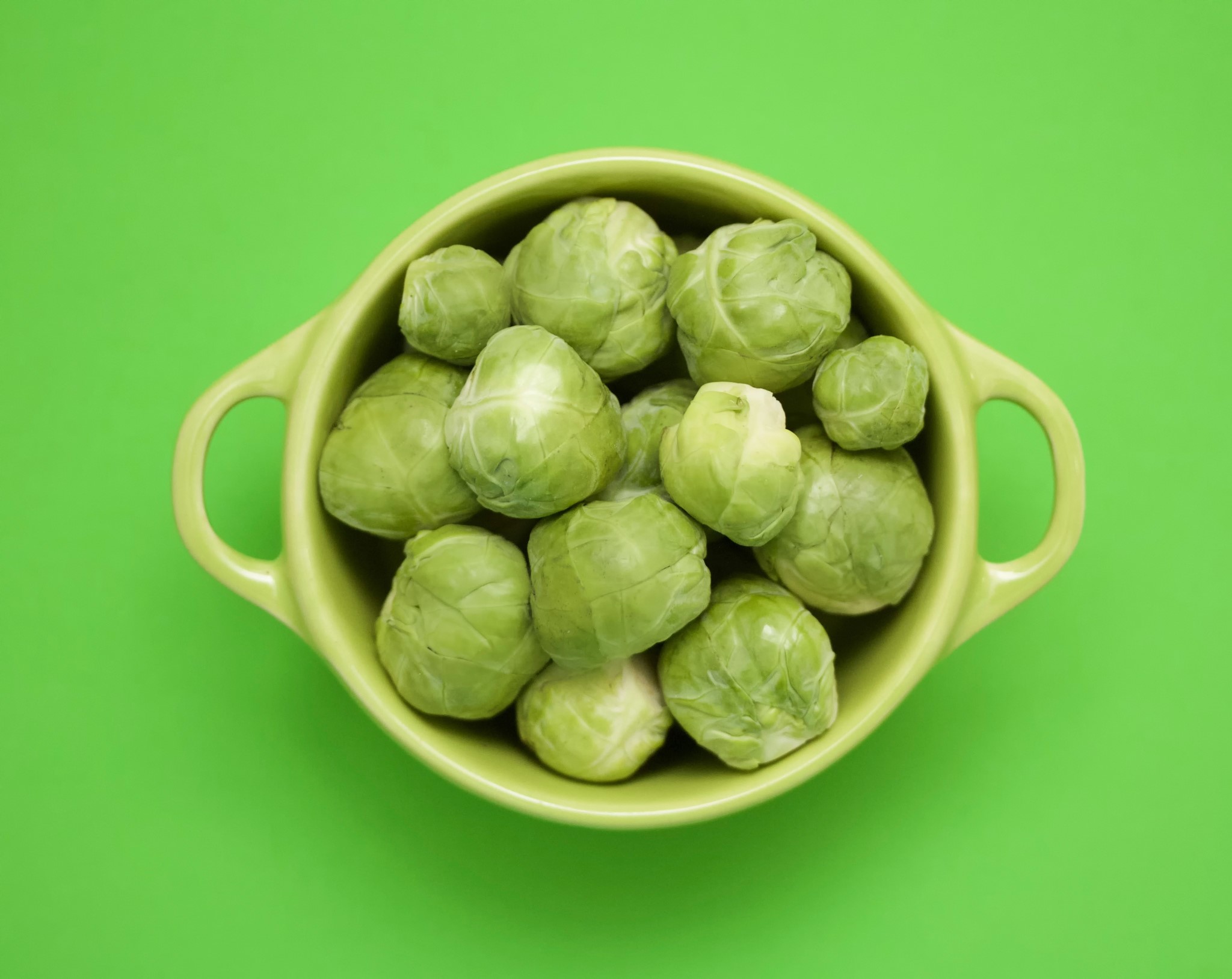 Brussels sprouts in a green bowl HD Wallpaper