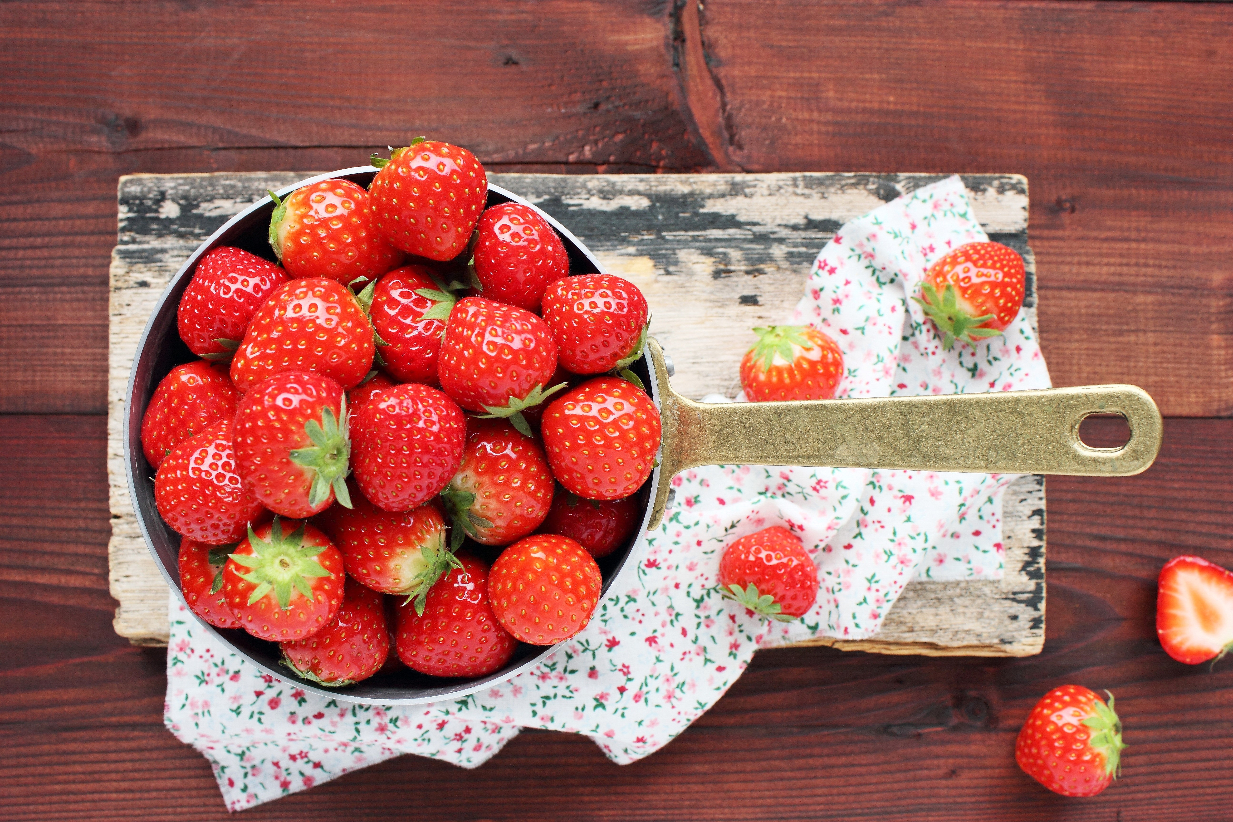 Strawberries in a pan HD Wallpaper