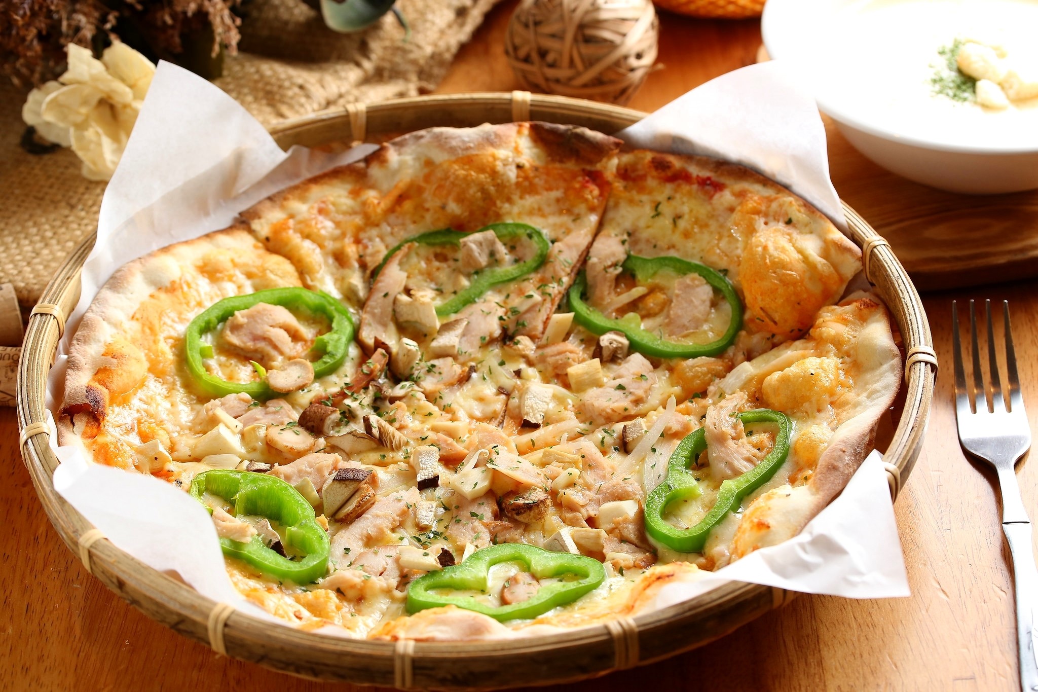 Pizza with bell peppers and mushrooms in a basket HD Wallpaper