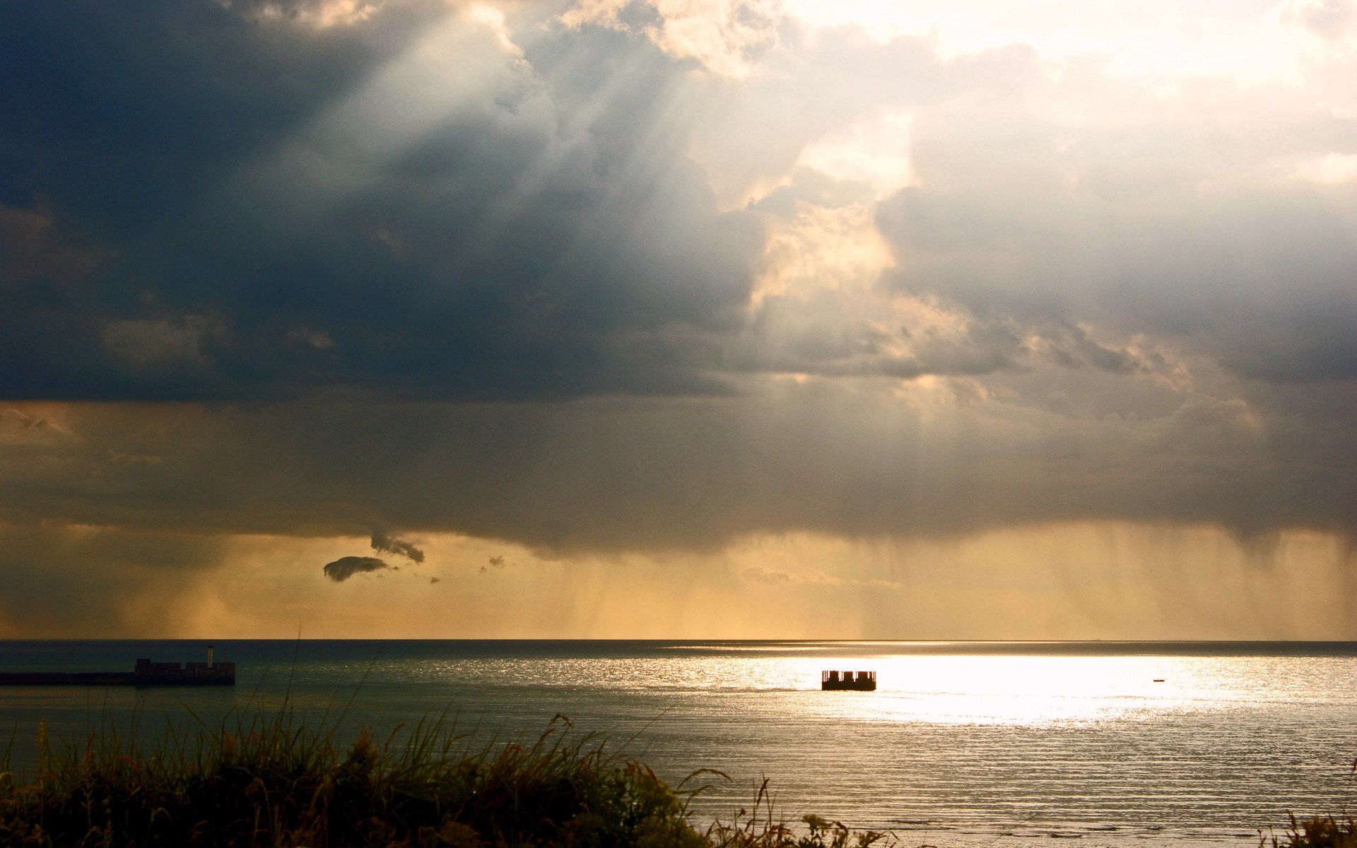 Sunbeams through storm clouds over the sea HD Wallpaper