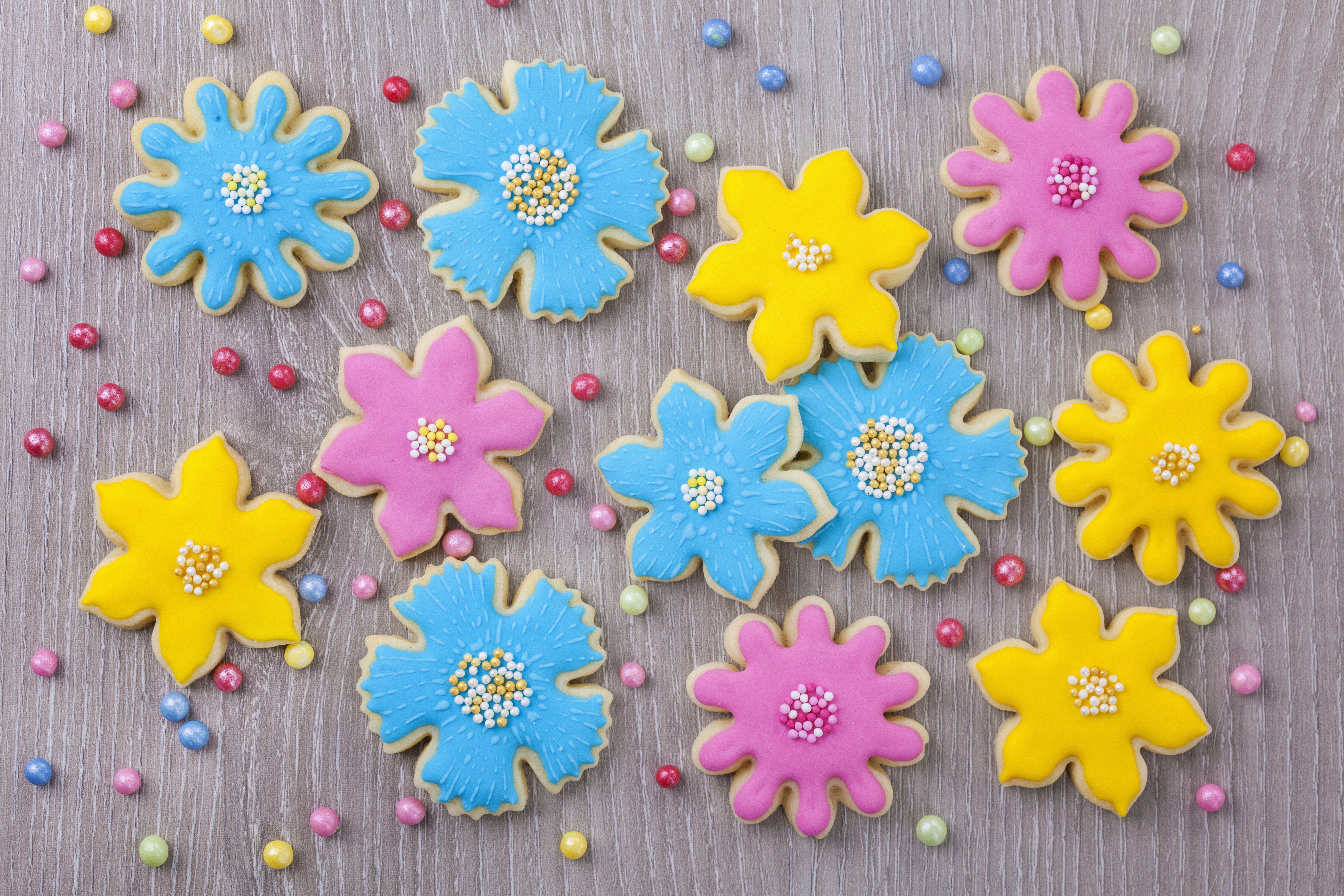 Flower-shaped cookies with sprinkles HD Wallpaper