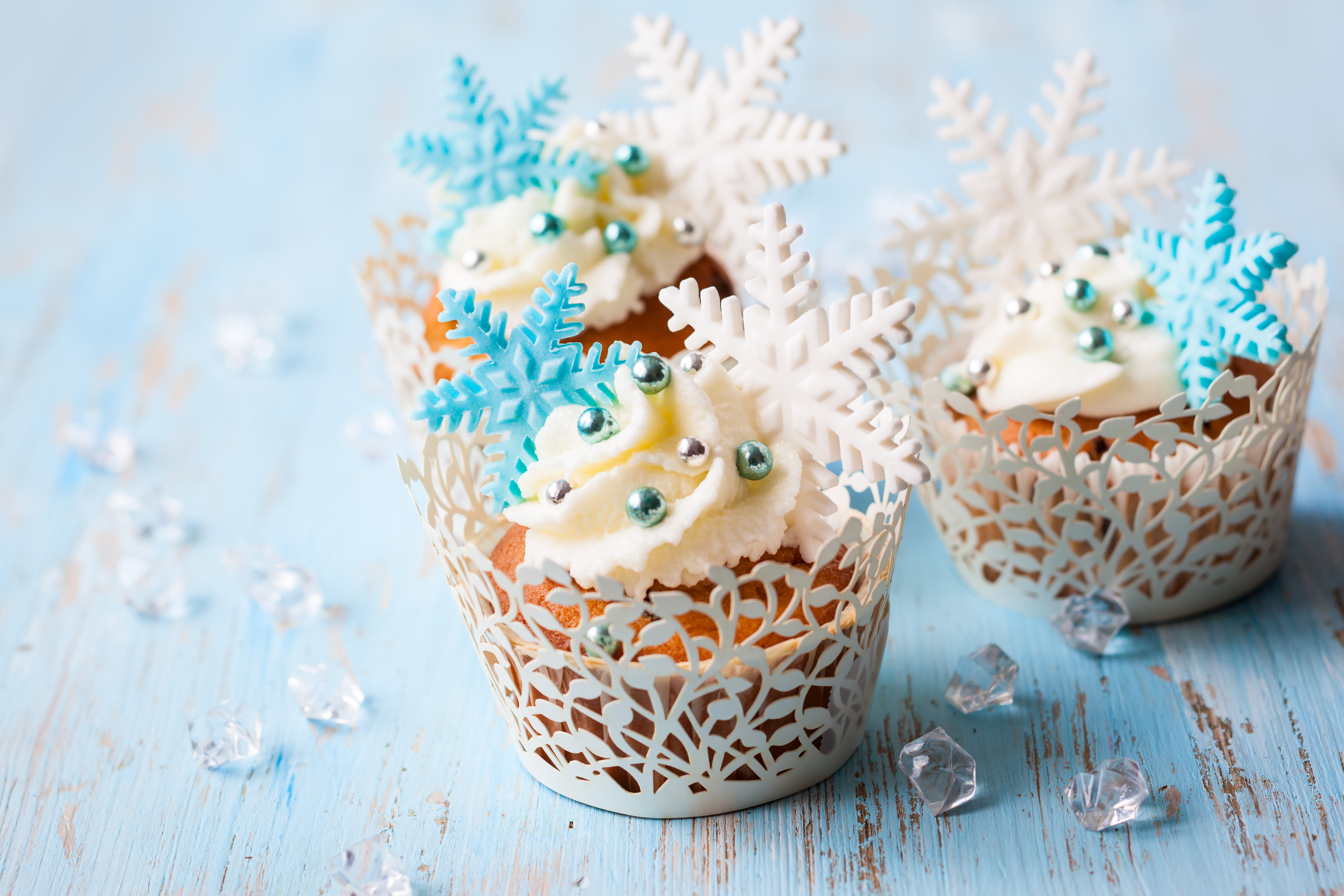 Christmas cupcakes with snowflakes and silver beads HD Wallpaper