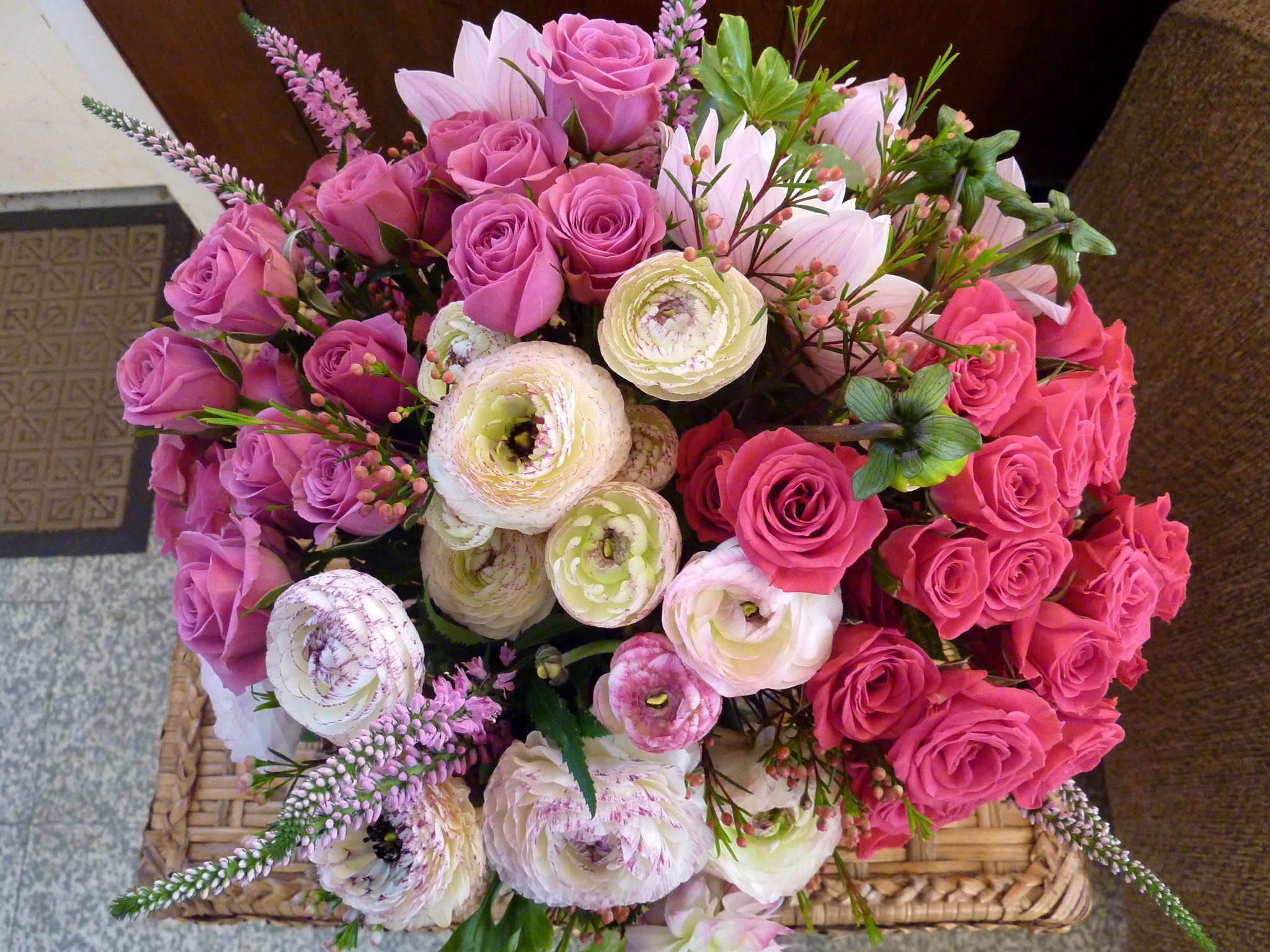 Pink and white roses and ranunculus bouquet HD Wallpaper