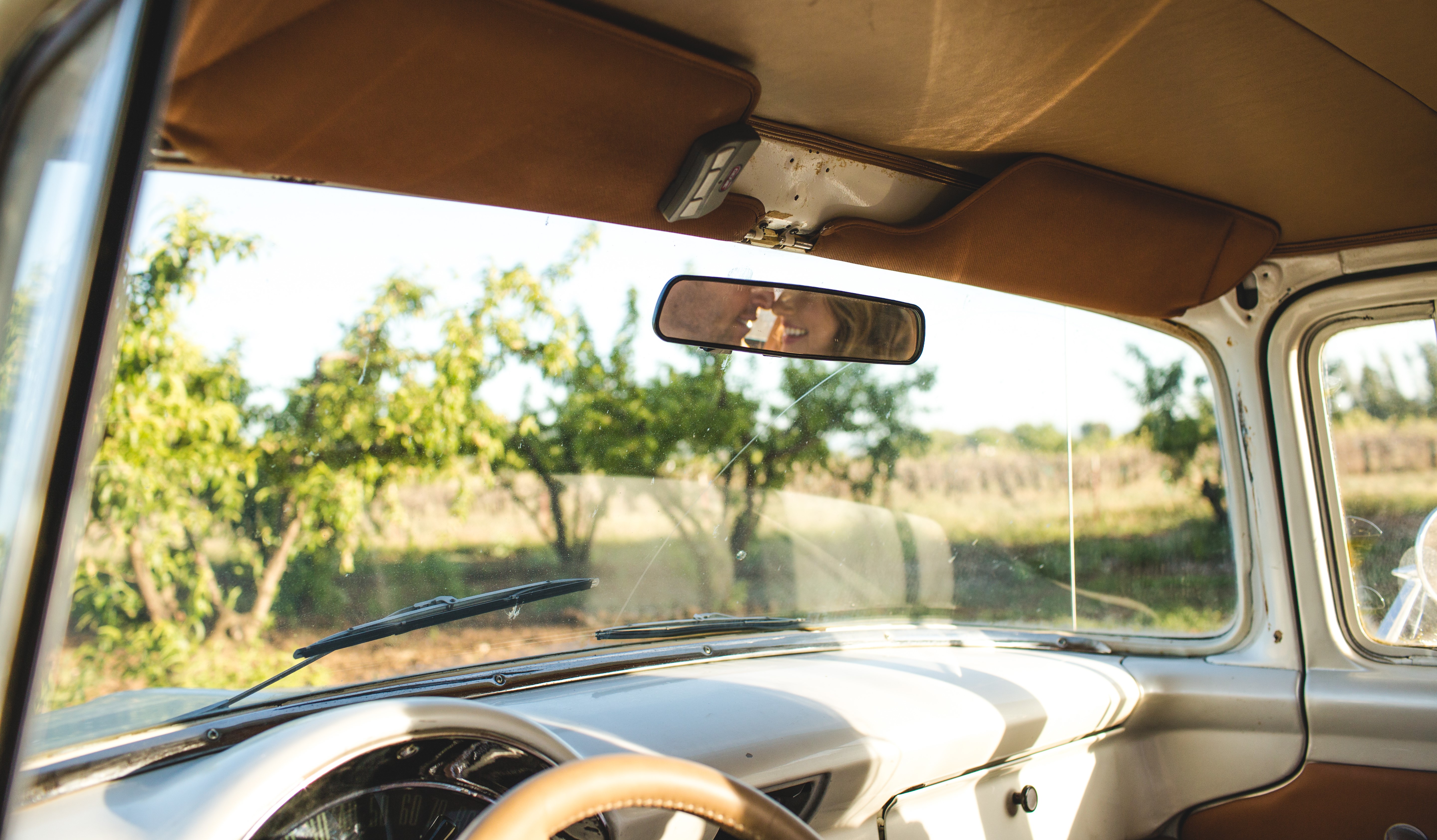 Couple kissing in a retro car HD Wallpaper