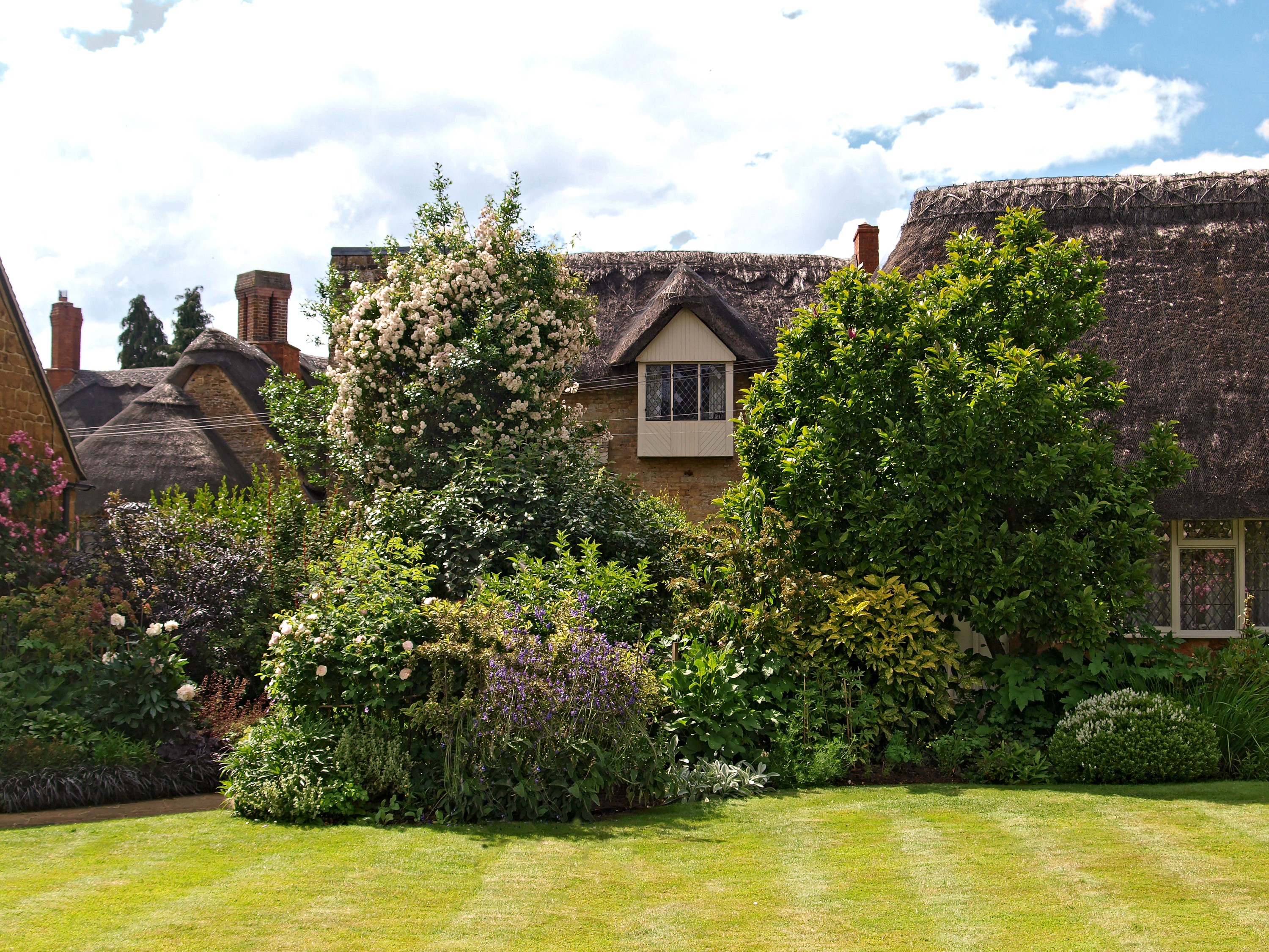 Thatched roof houses and garden in Sibford Gower, England HD Wallpaper
