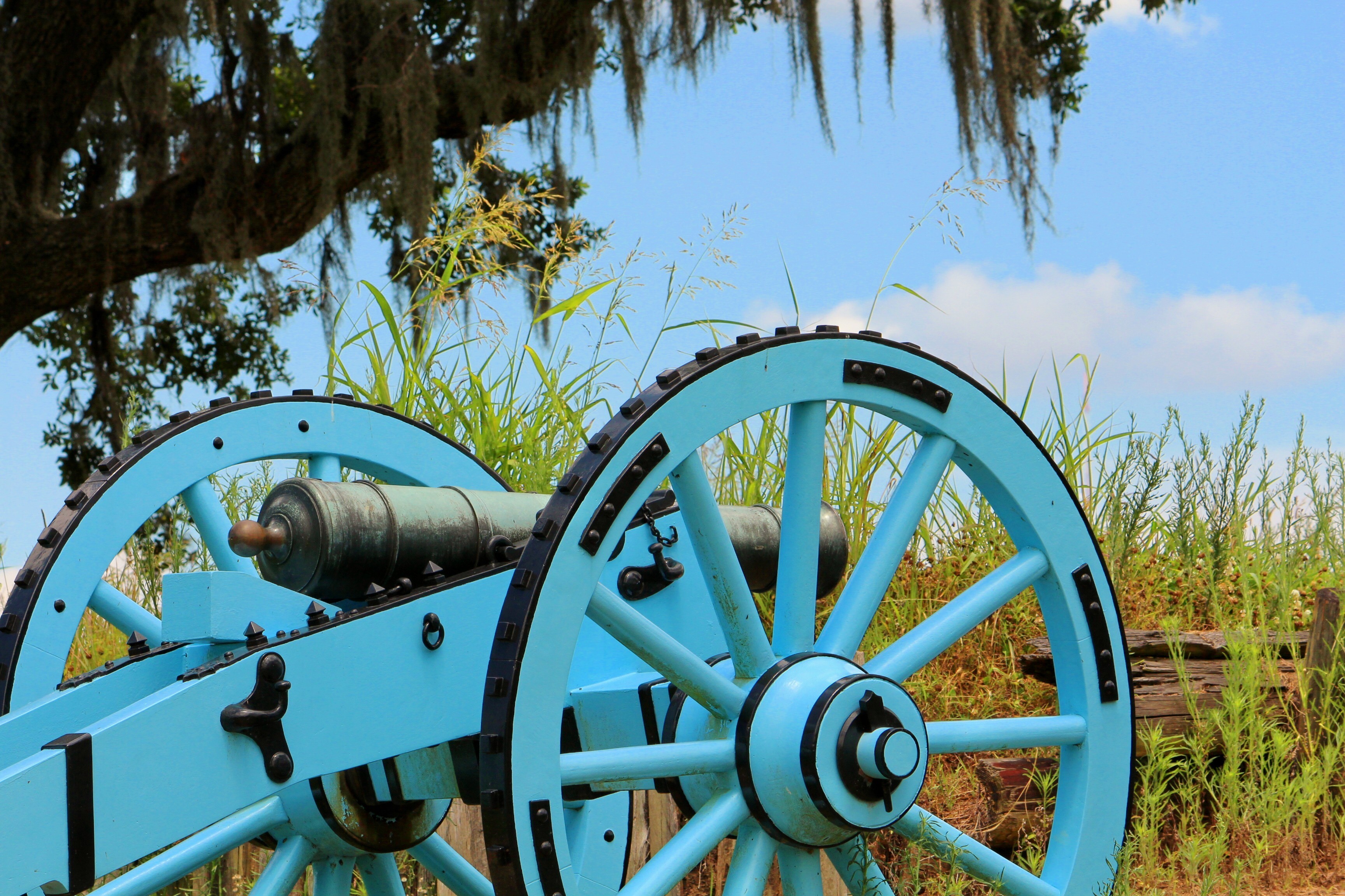 Light blue cannon with large wheels HD Wallpaper