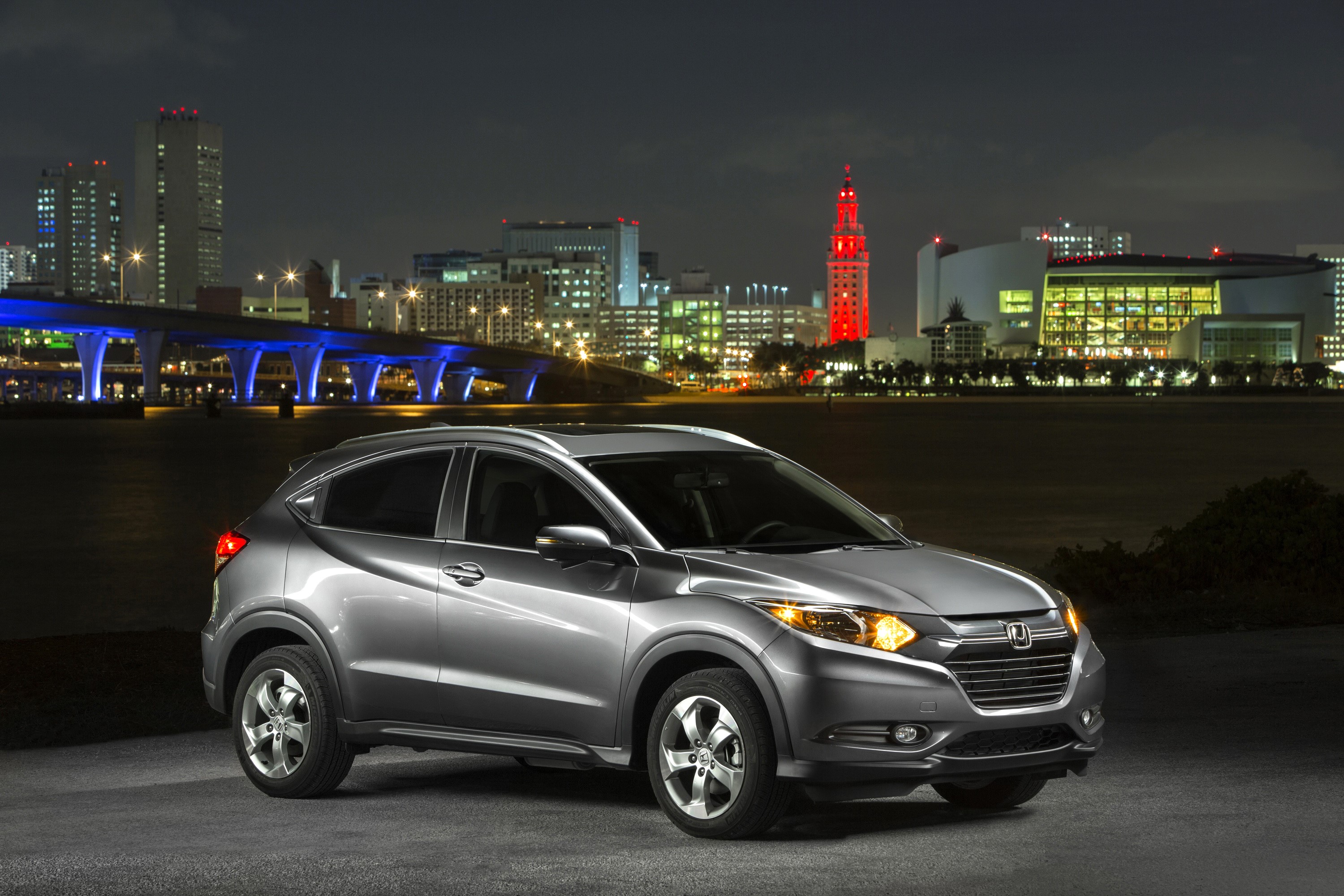2016 Honda HR-V in Miami at Night HD Wallpaper