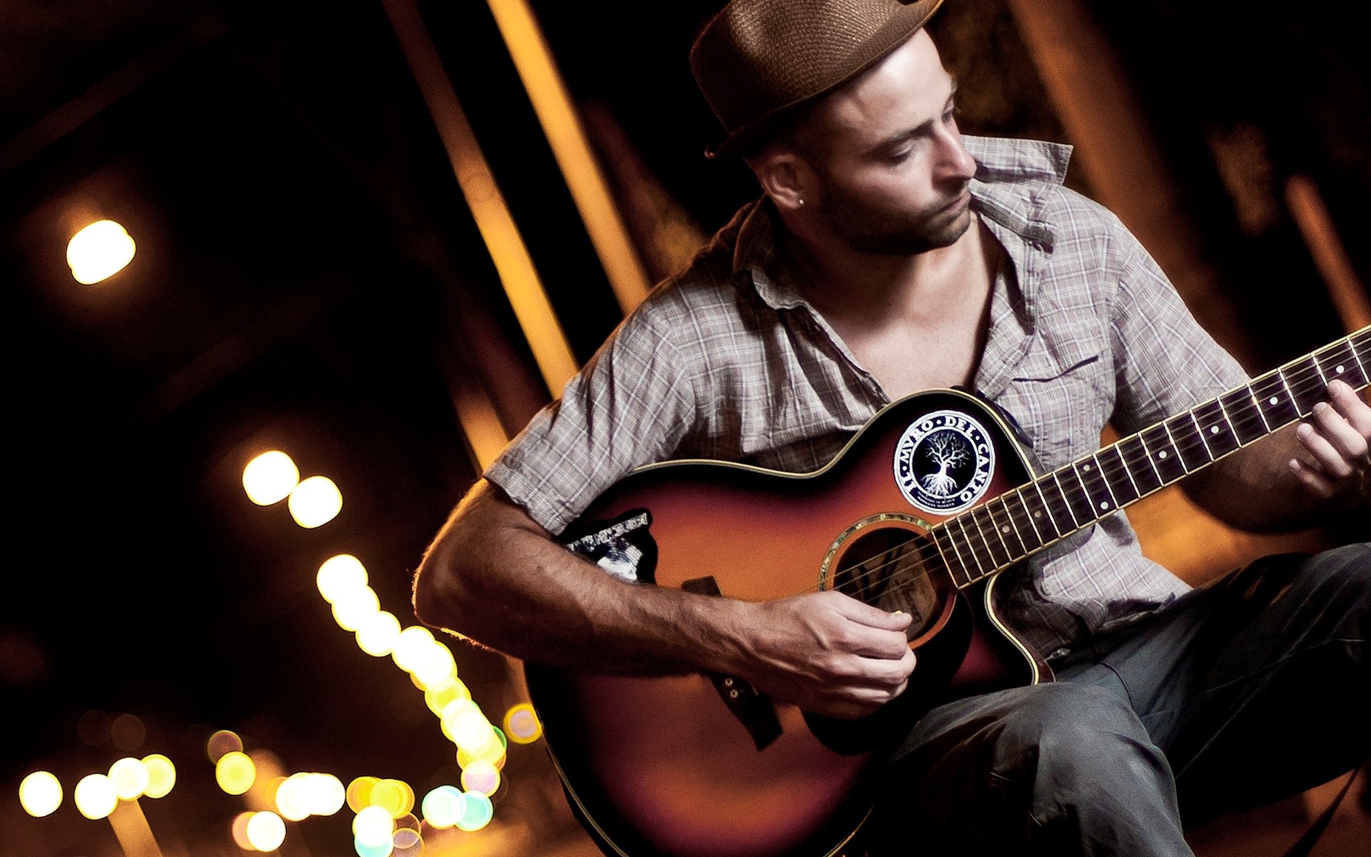 Man playing guitar at night HD Wallpaper