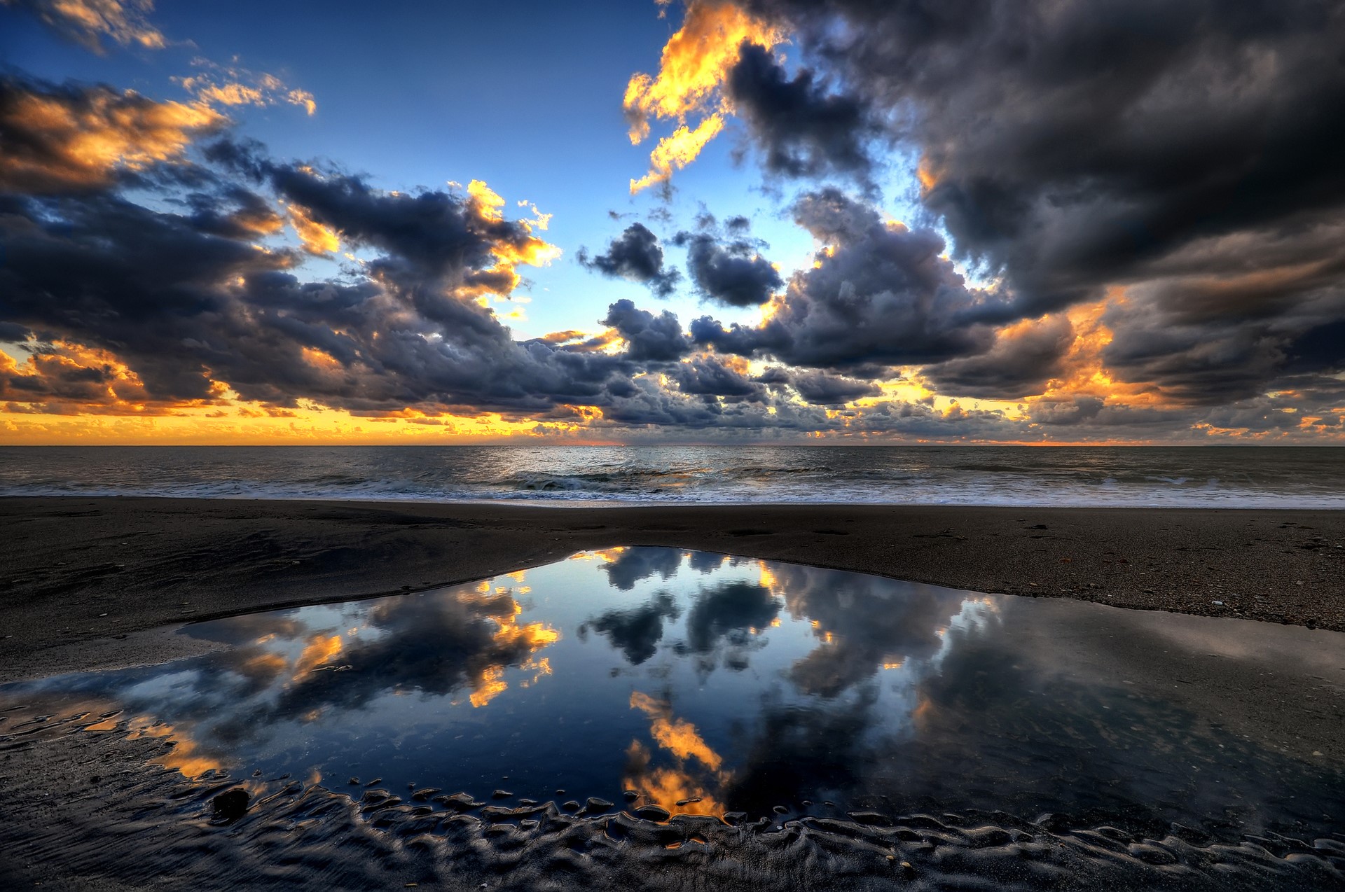 Sunset clouds over the sea at Porto Clementino, Italy HD Wallpaper