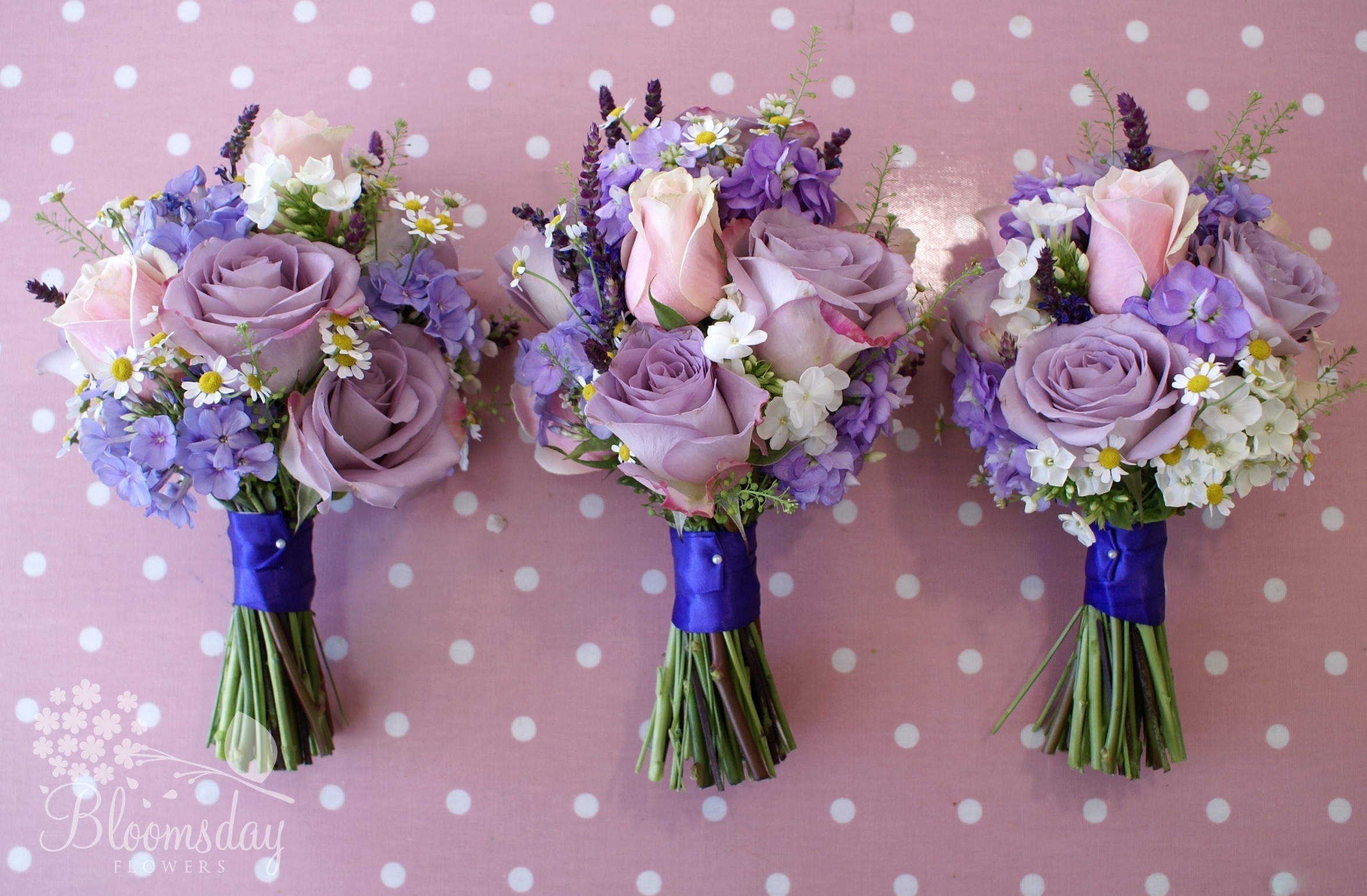 Three bouquets of roses, camomiles, and phlox HD Wallpaper