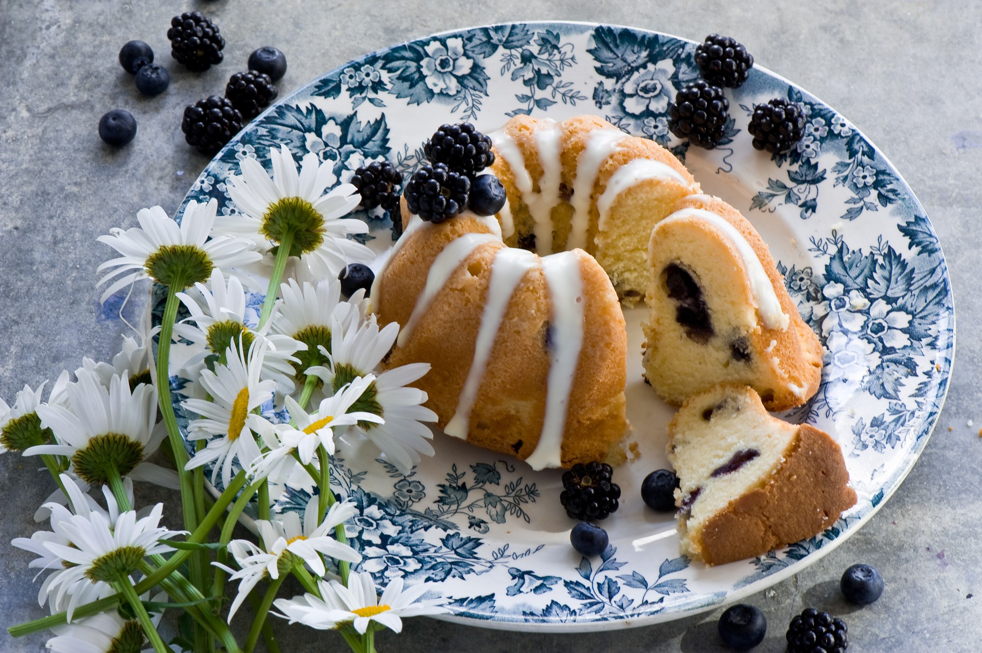Bundt cakes with berries and daisies on a plate HD Wallpaper