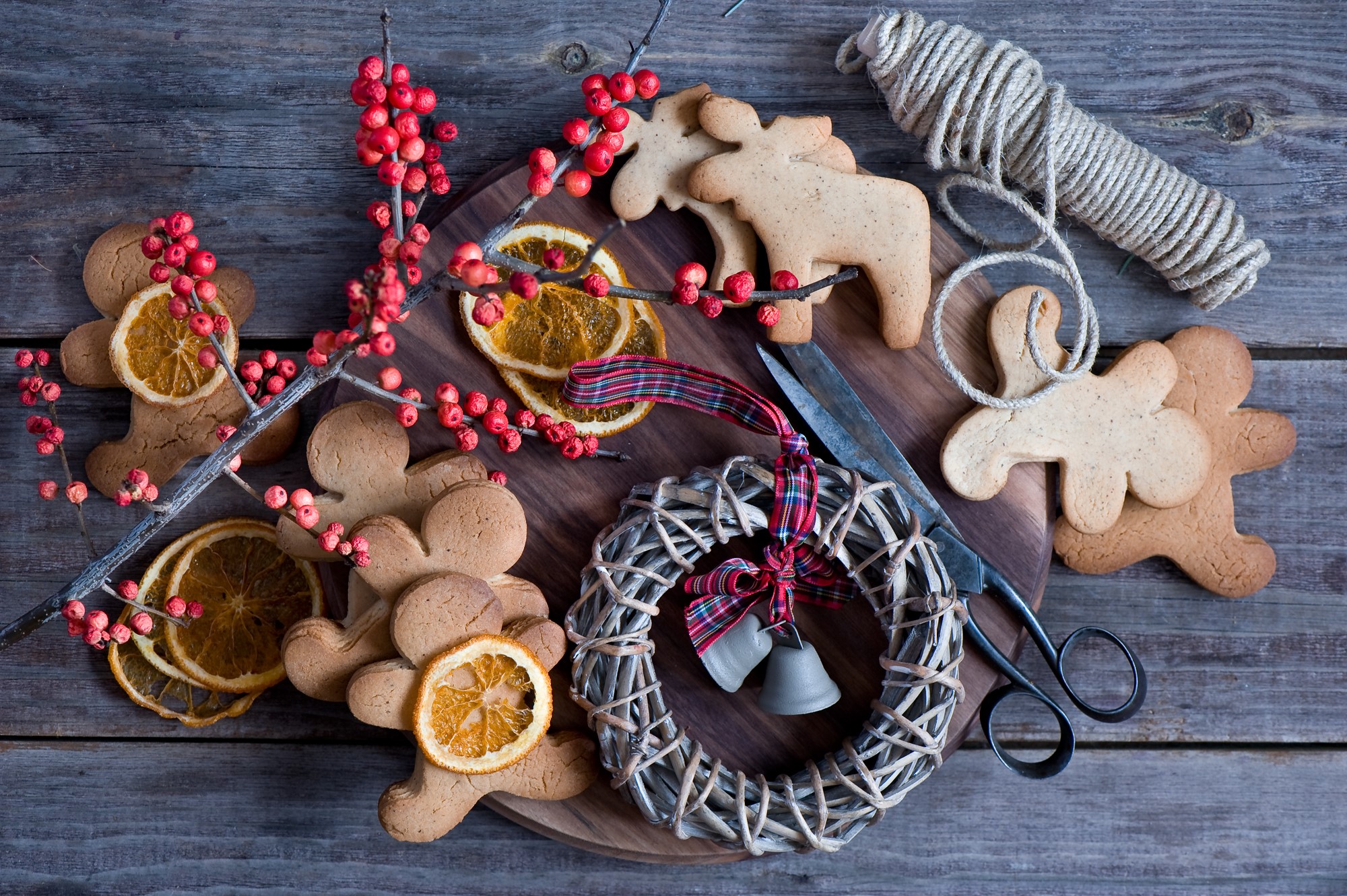 Christmas gingerbread cookies with berries and oranges HD Wallpaper
