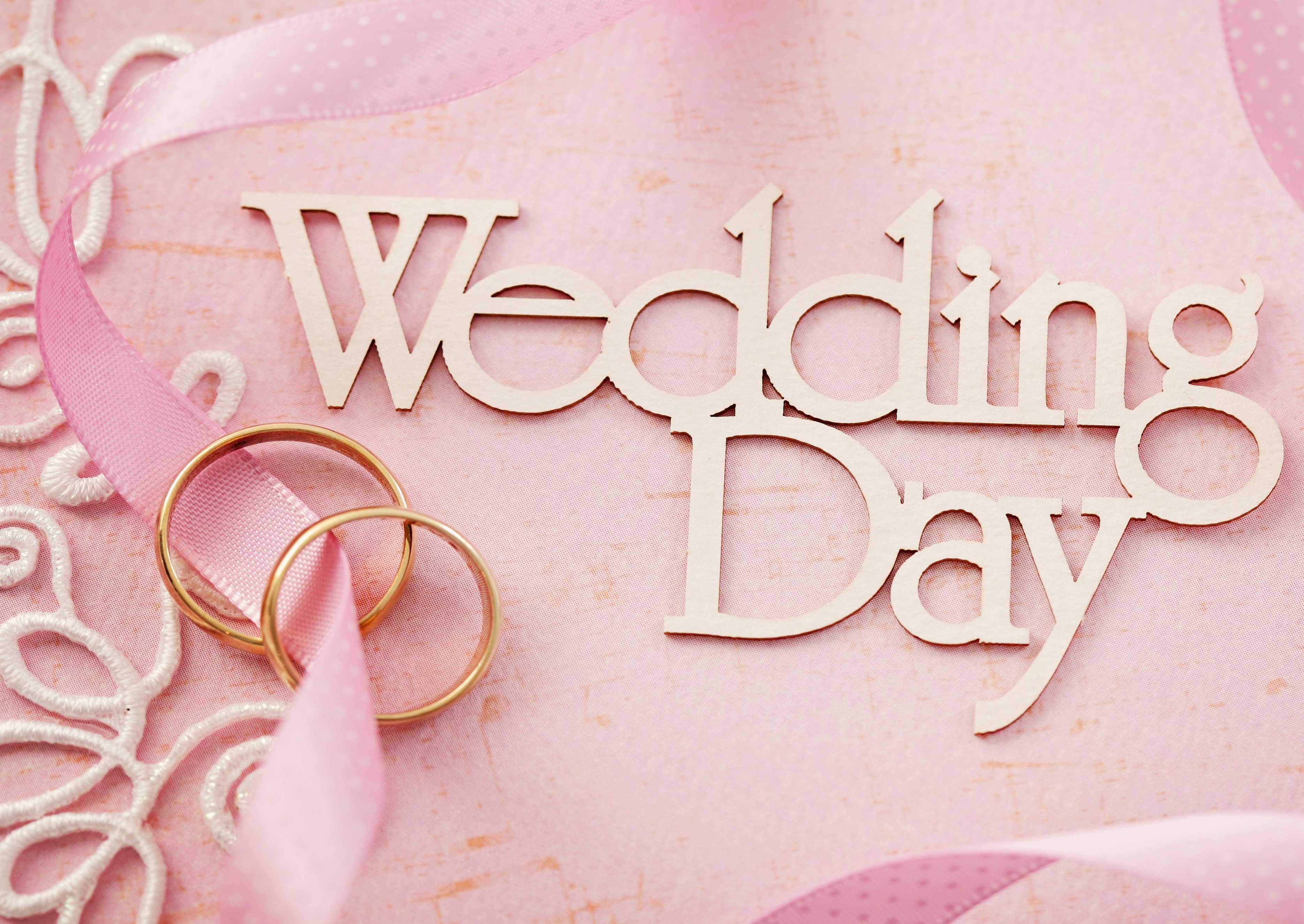 Wedding Day wooden letters with rings and ribbon HD Wallpaper