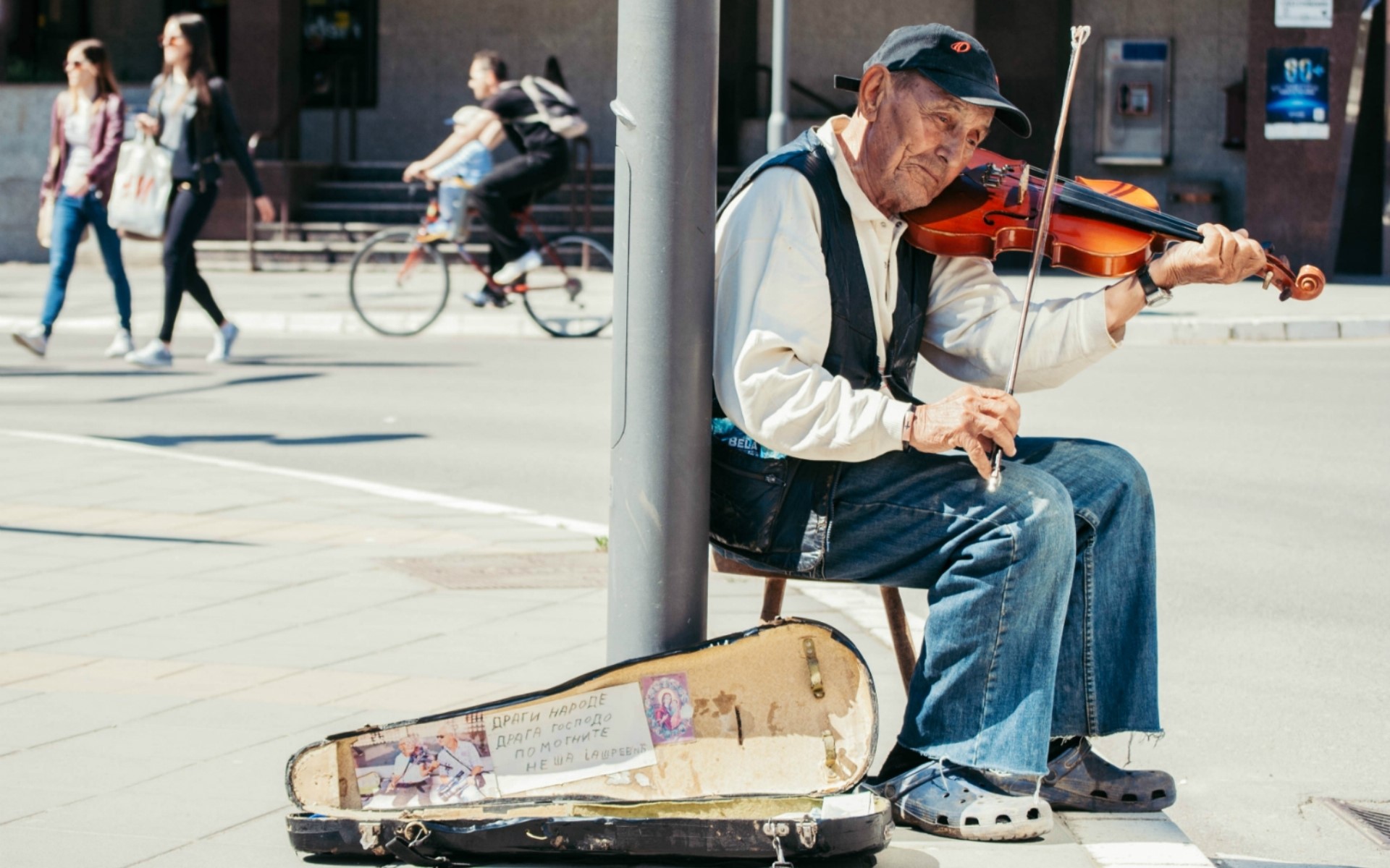Elderly man playing violin on street HD Wallpaper