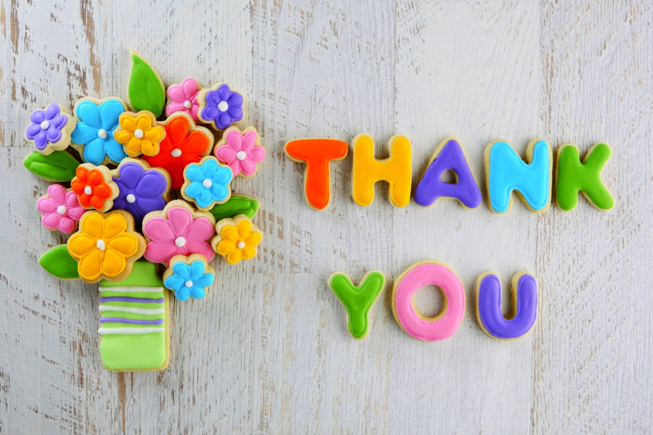 Thank You cookies in a vase with flowers HD Wallpaper
