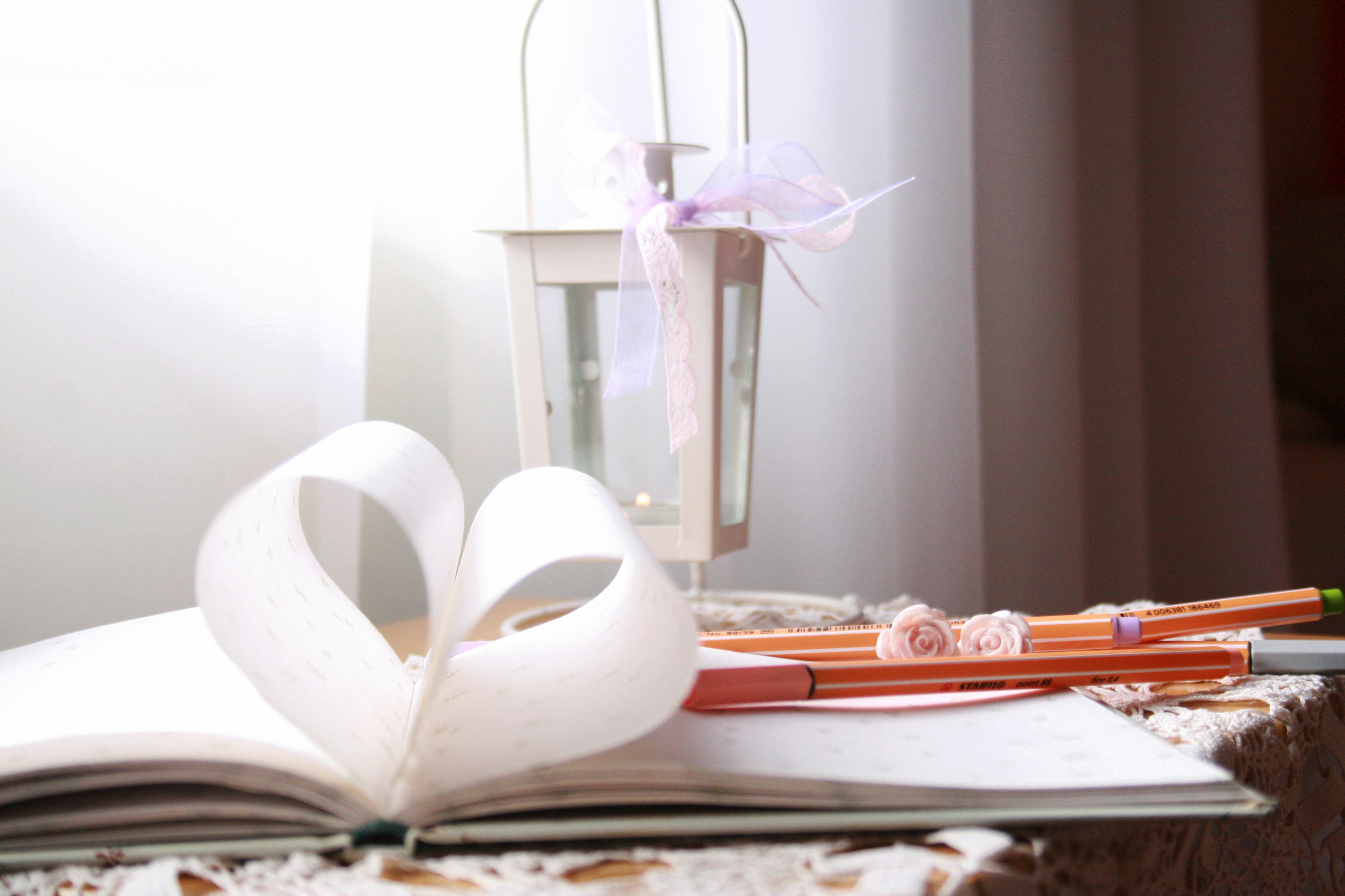 Open book with heart-shaped pages and lantern HD Wallpaper