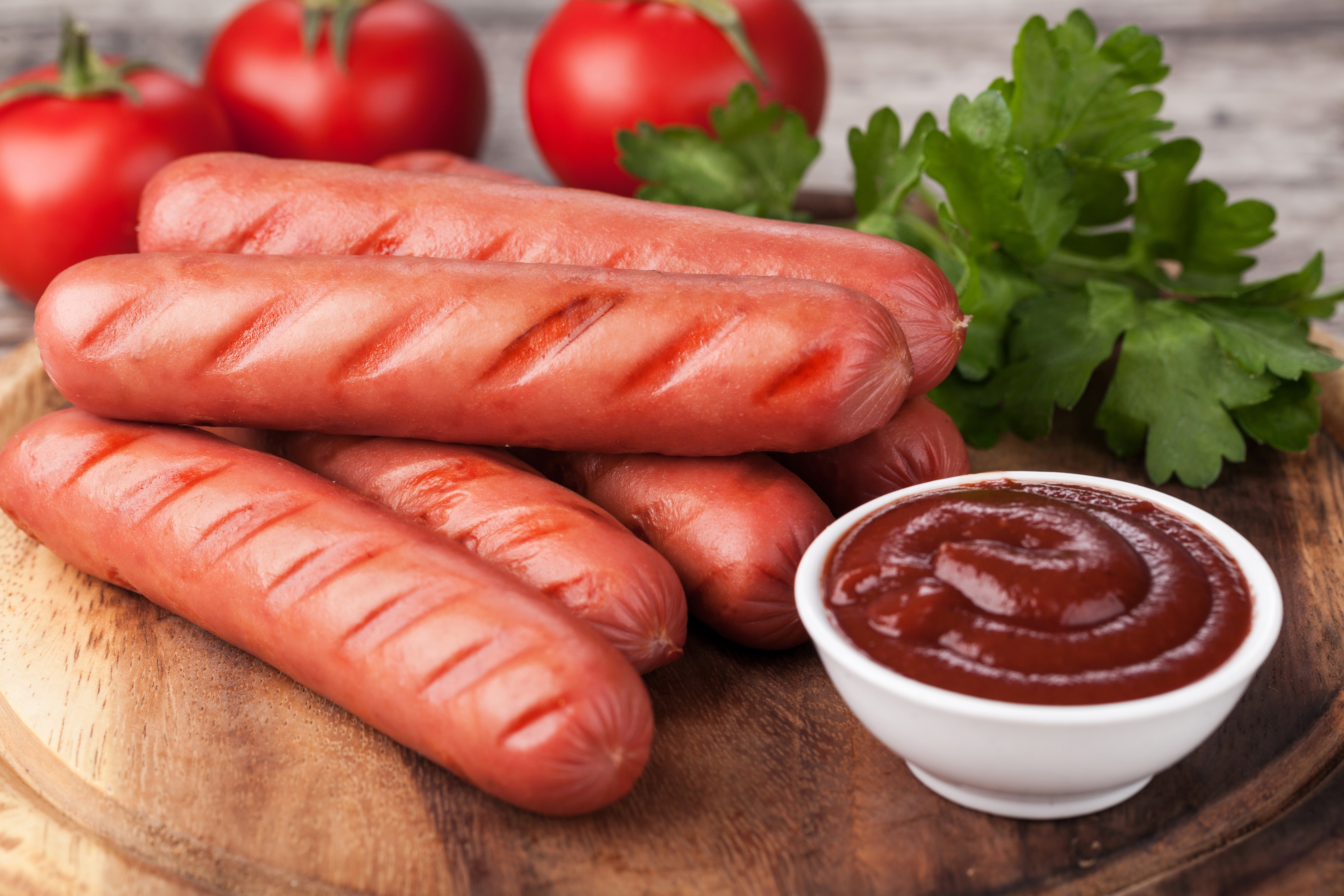 Grilled Vienna sausages with ketchup and tomatoes HD Wallpaper