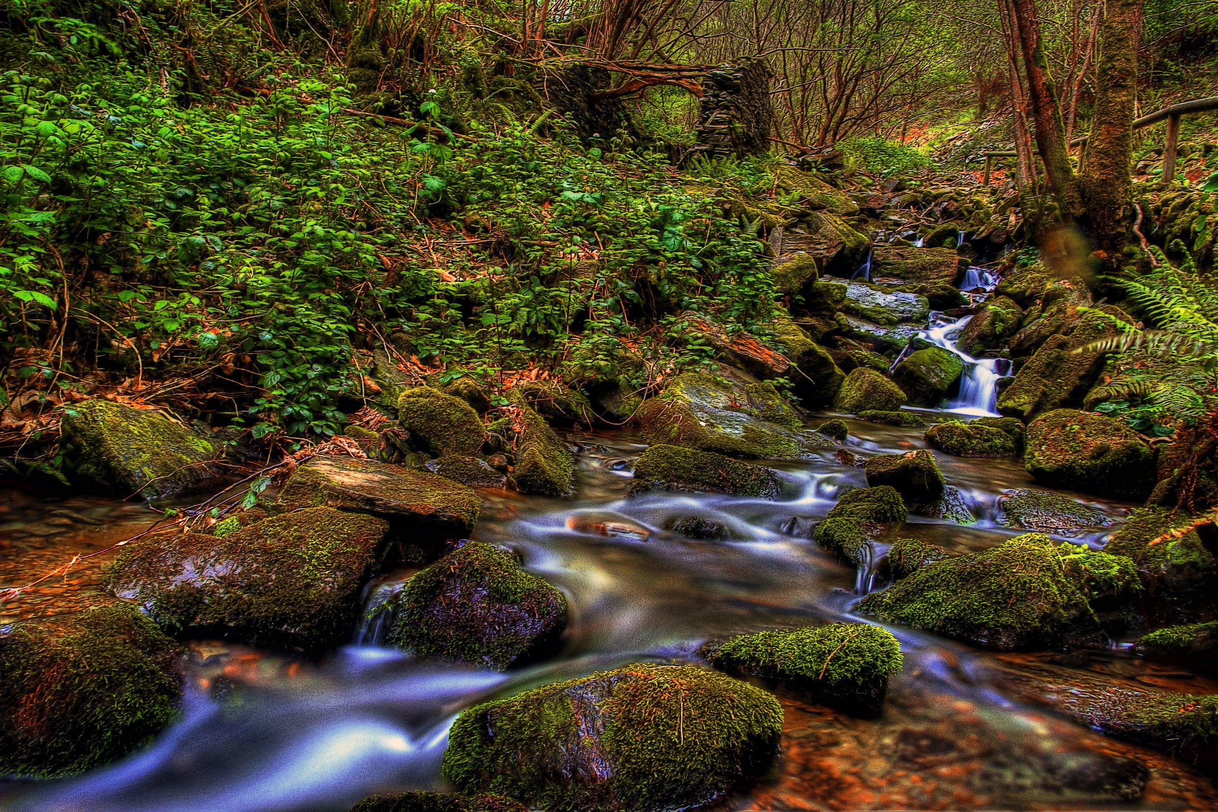 Mossy rocks in a stream in Taramundi, Spain HD Wallpaper
