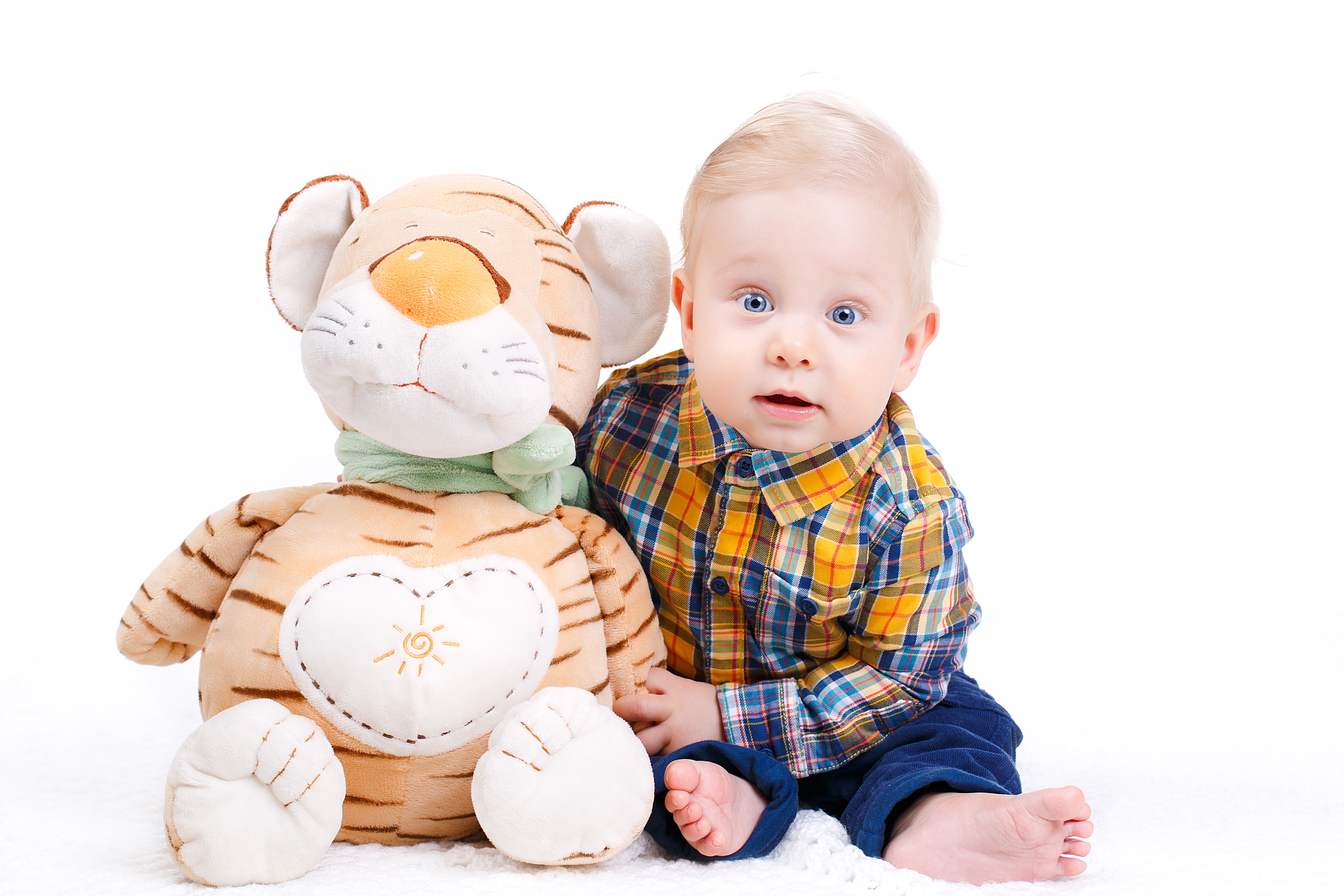 Baby boy with stuffed tiger toy HD Wallpaper