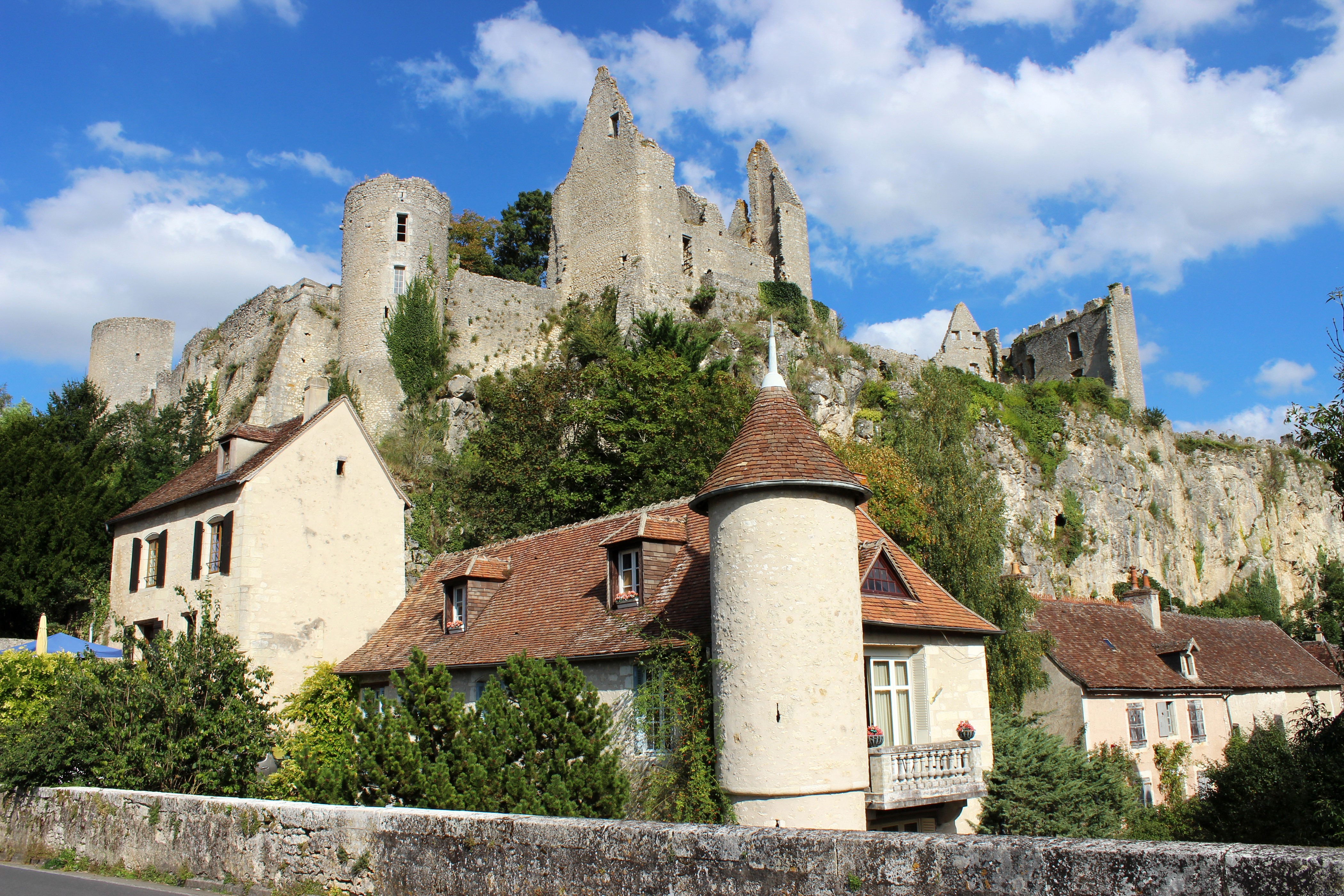 Ruins of Angles-sur-l'Anglin castle above houses, France HD Wallpaper
