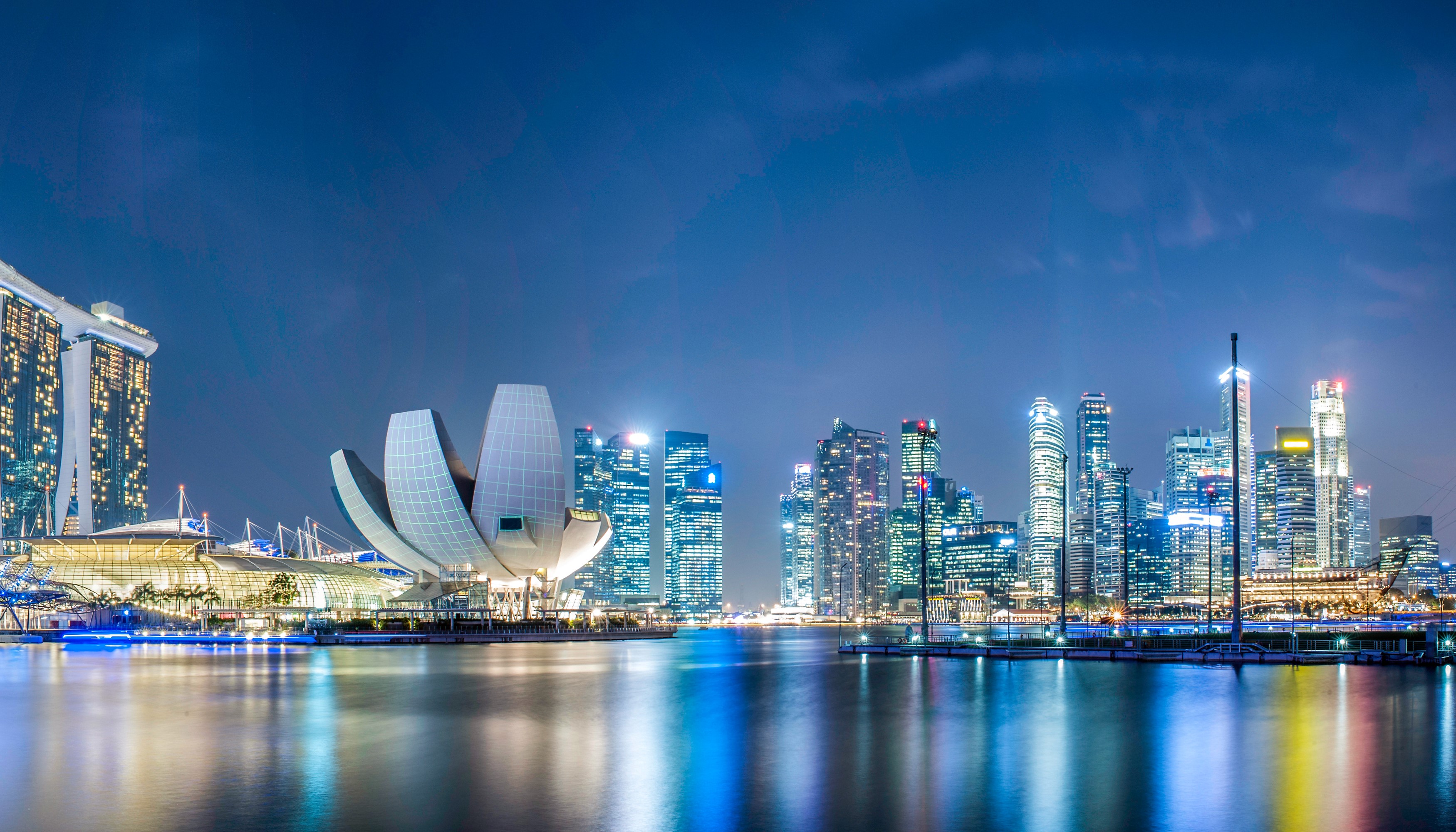 Singapore skyline with Marina Bay Sands and ArtScience Museum at night HD Wallpaper